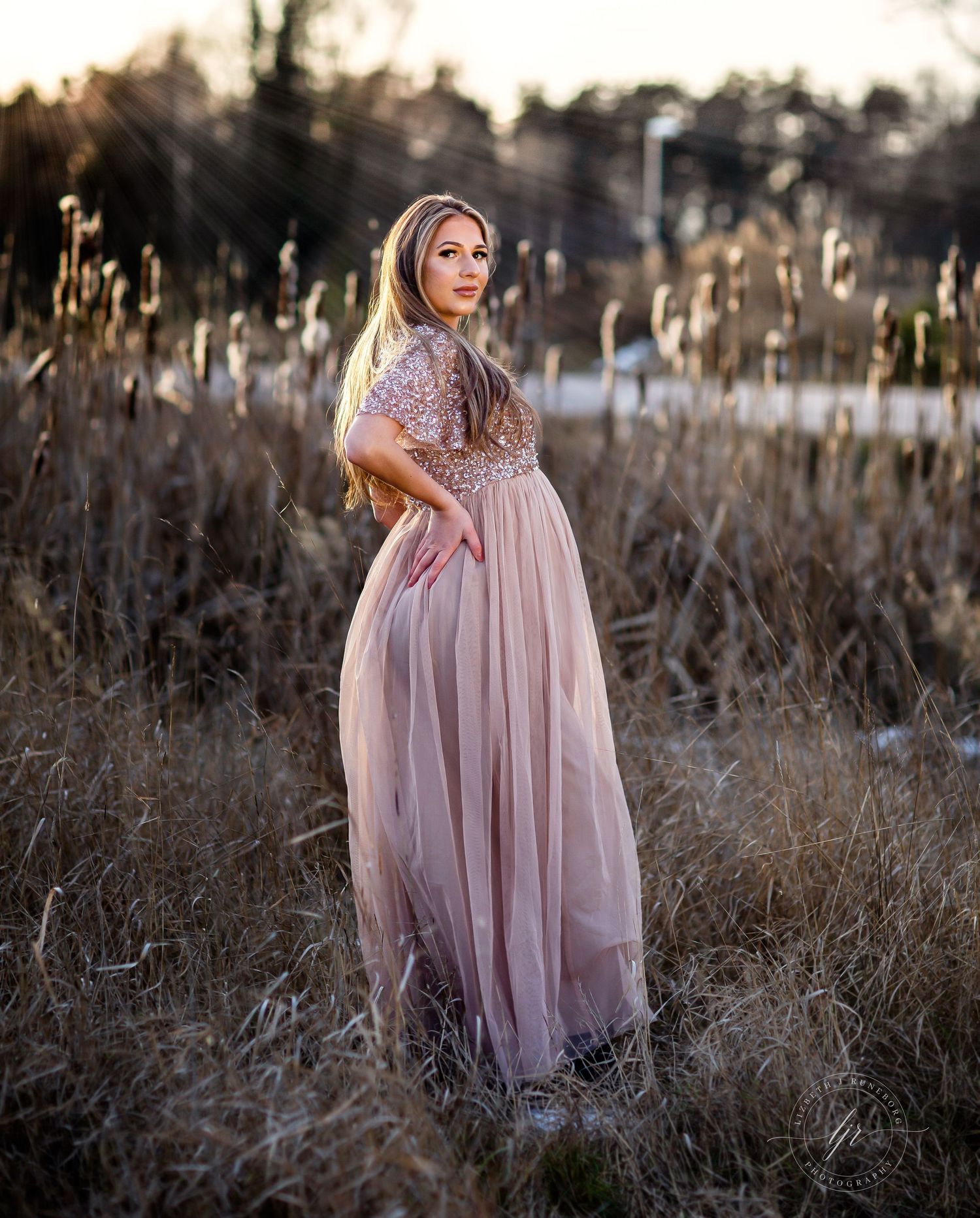 Gravidfotografering i mjukt kvällsljus i Strängnäs, vintertid