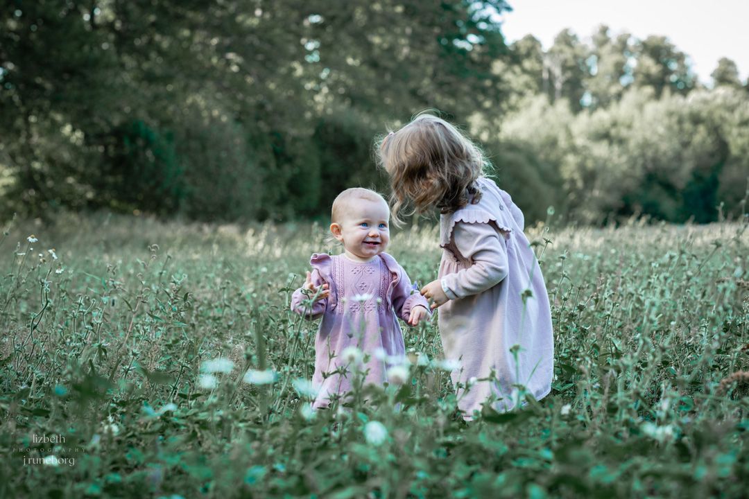 Syskon fotograferade tillsammans i mjukt kvällsljus