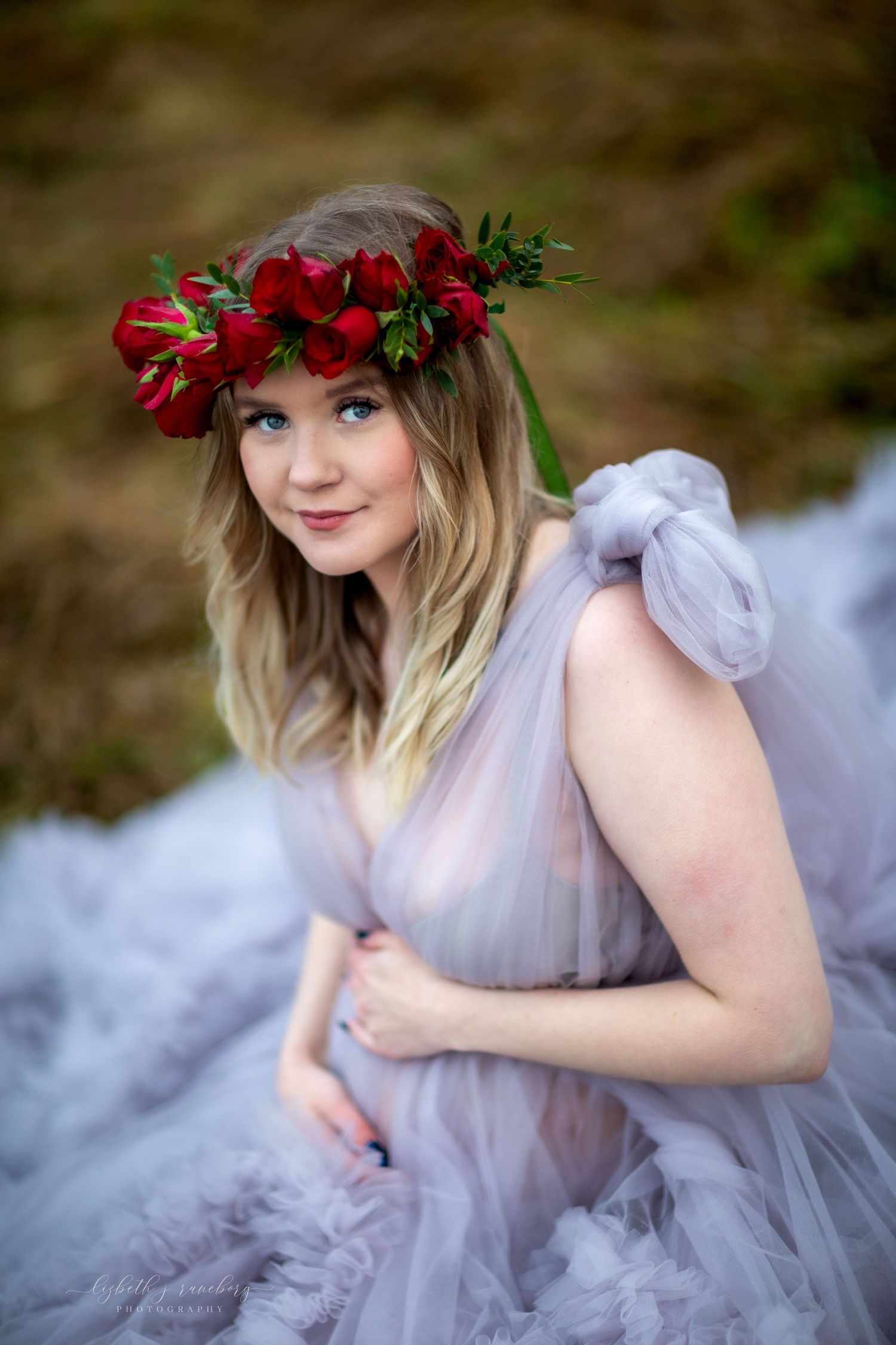 Gravidfotografering i mjukt kvällsljus i Strängnäs, vintertid