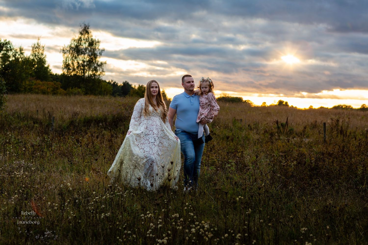 :

Gravidfotografering utomhus i kvällsljus i Strängnäs
Familjefotografering med barn utomhus i Strängnäs