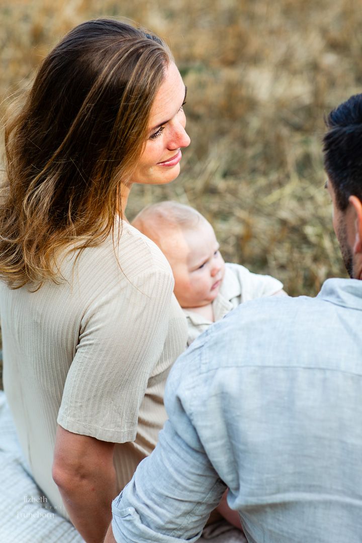 Familjefotografering med barn utomhus i Strängnäs
