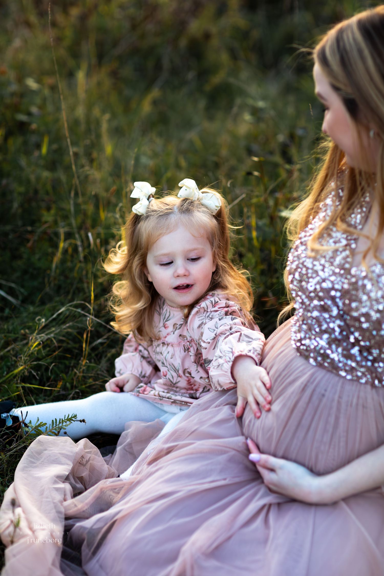 Familjefotografering med barn utomhus i Strängnäs