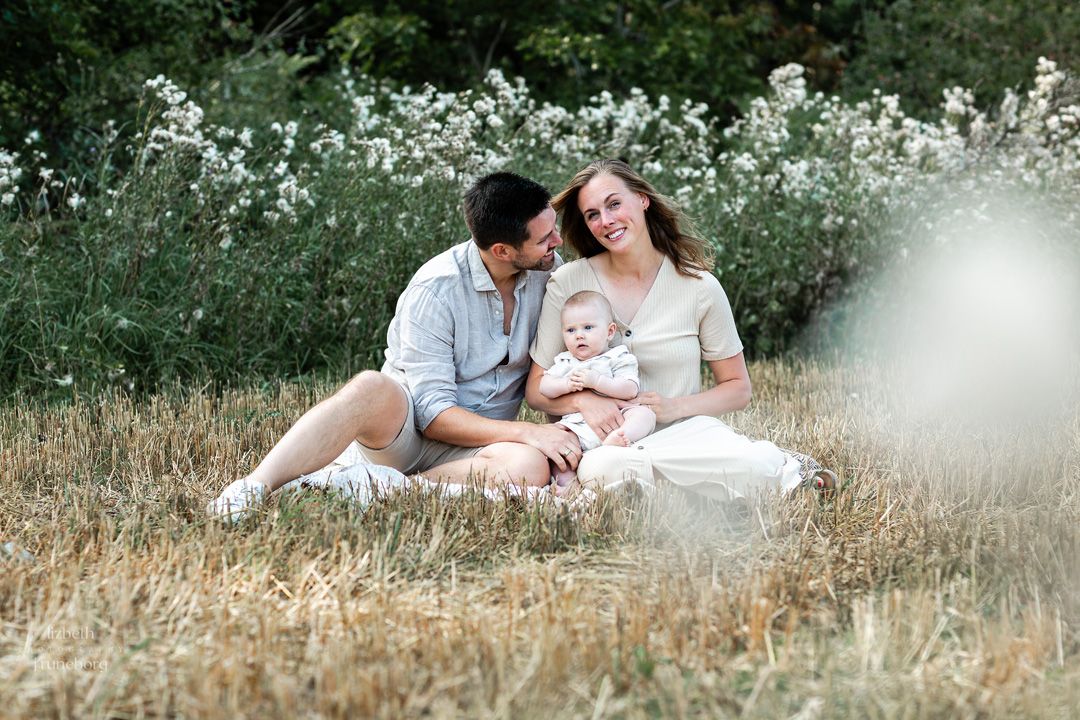 Familjefotografering med barn utomhus i Strängnäs