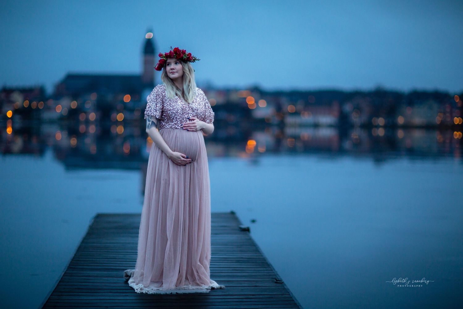 Gravidfotografering i mjukt kvällsljus i Strängnäs, vintertid