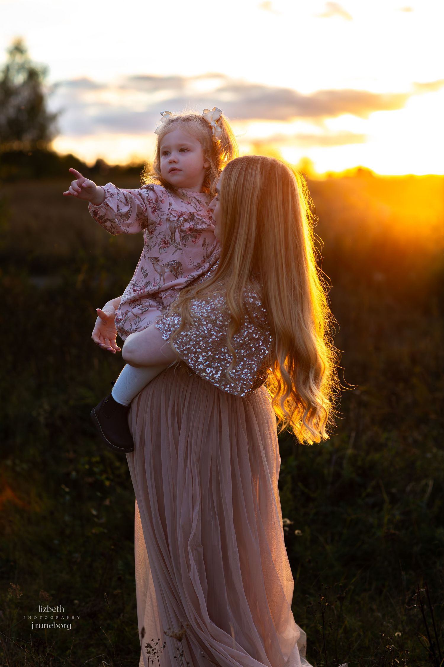 Familjefotografering med barn utomhus i Strängnäs