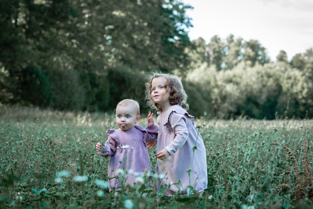 Syskon fotograferade tillsammans i mjukt kvällsljus