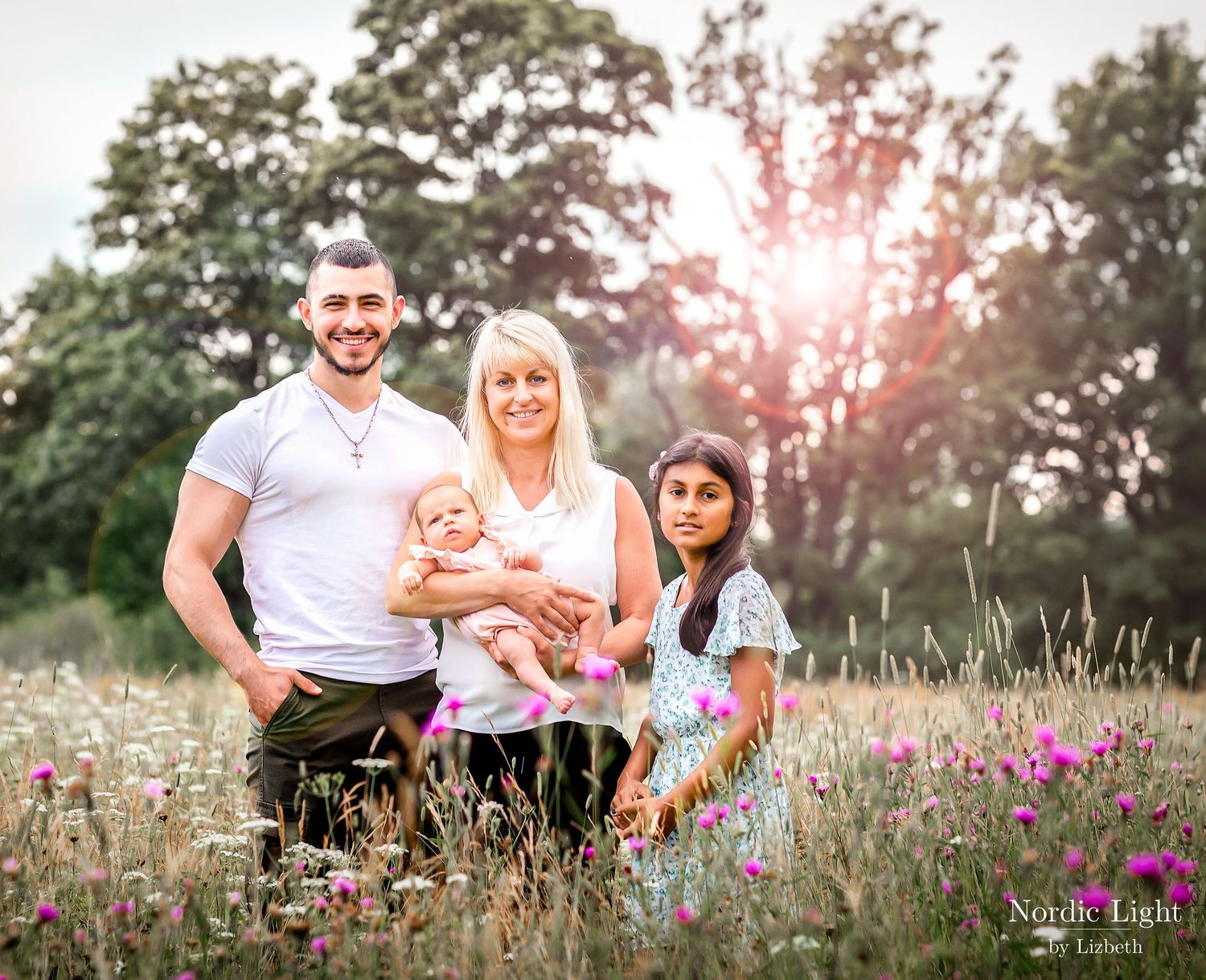 Familjefotografering med barn utomhus i Mariefred