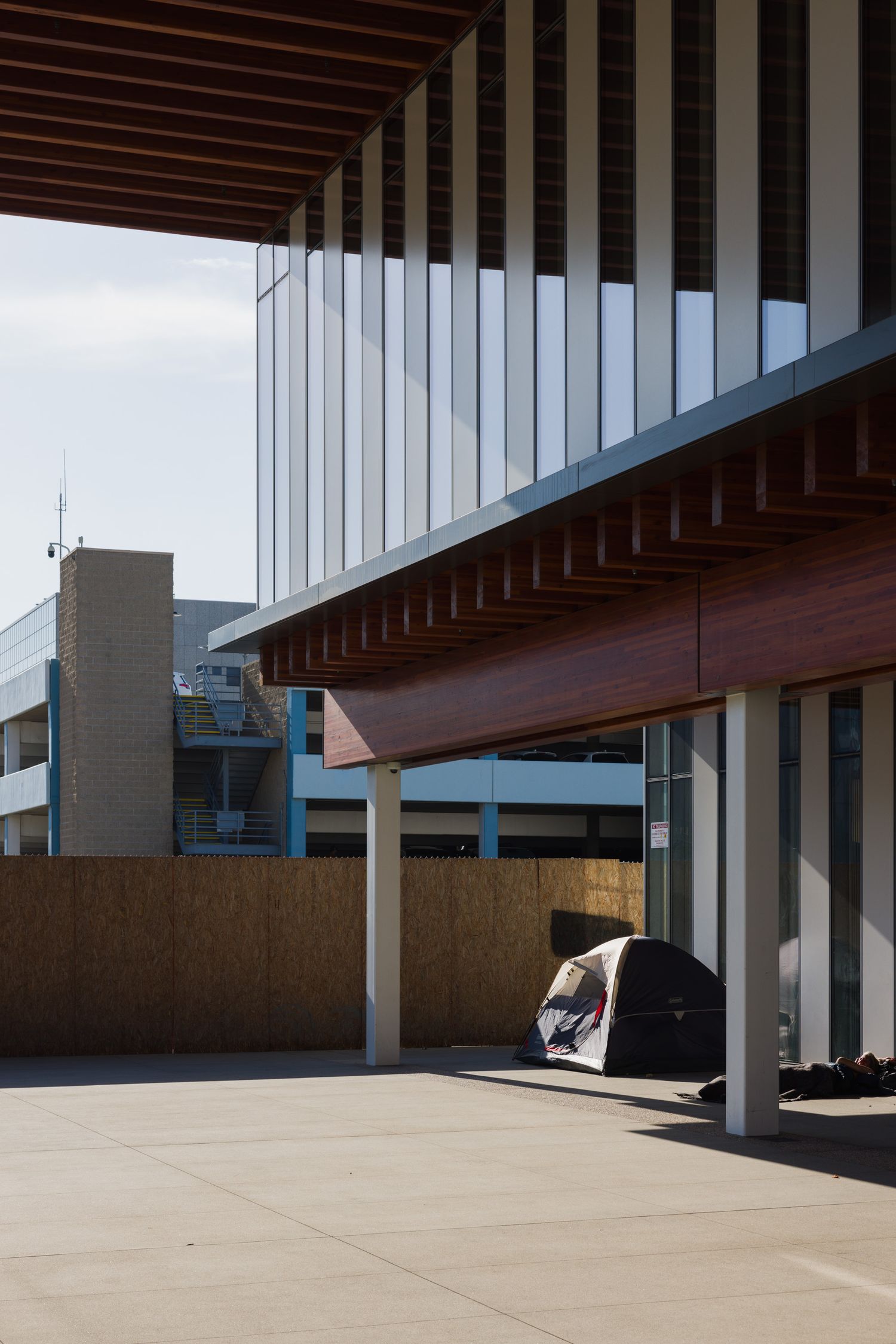 A tent under the eave of the Billie Jean King Main Library