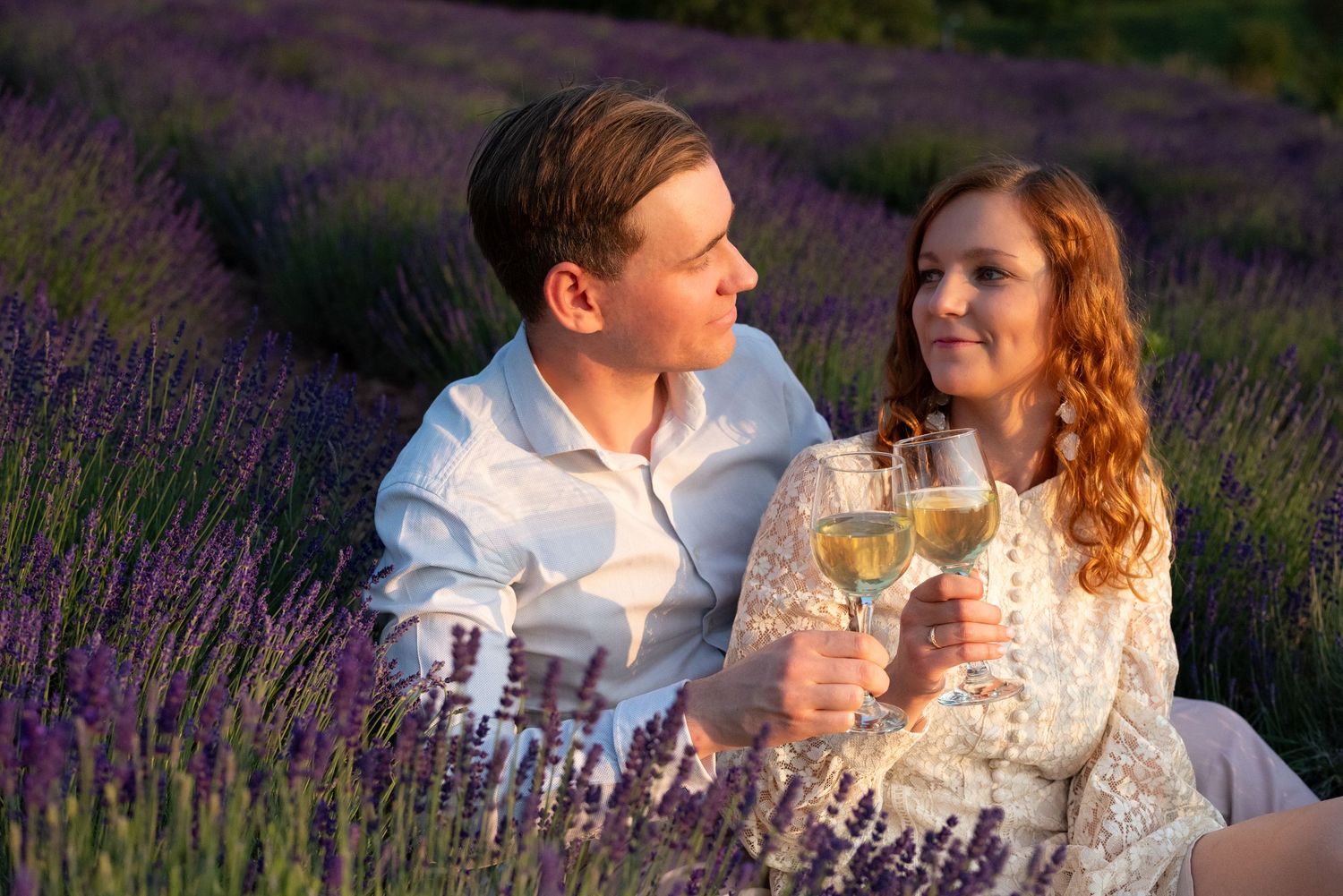 Sesja narzeczenska w polu lawendowym. ciepłe światło, romantyczna atmosfera z winem, chwila dla dwójga. Love story, zaręczyny