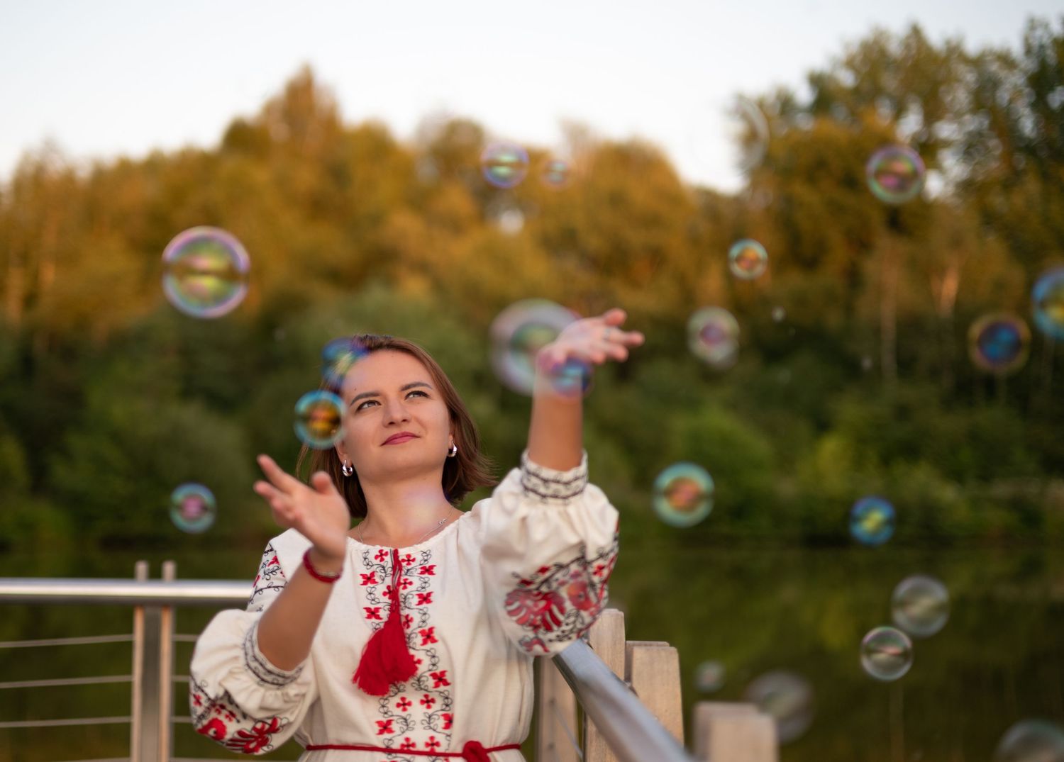 Sesja kobieca w ukraińskim stylu. kwiaty, książka i naturalne ciepłe światło. chwila dla siebie. Sesja zdjęciowa Kraków