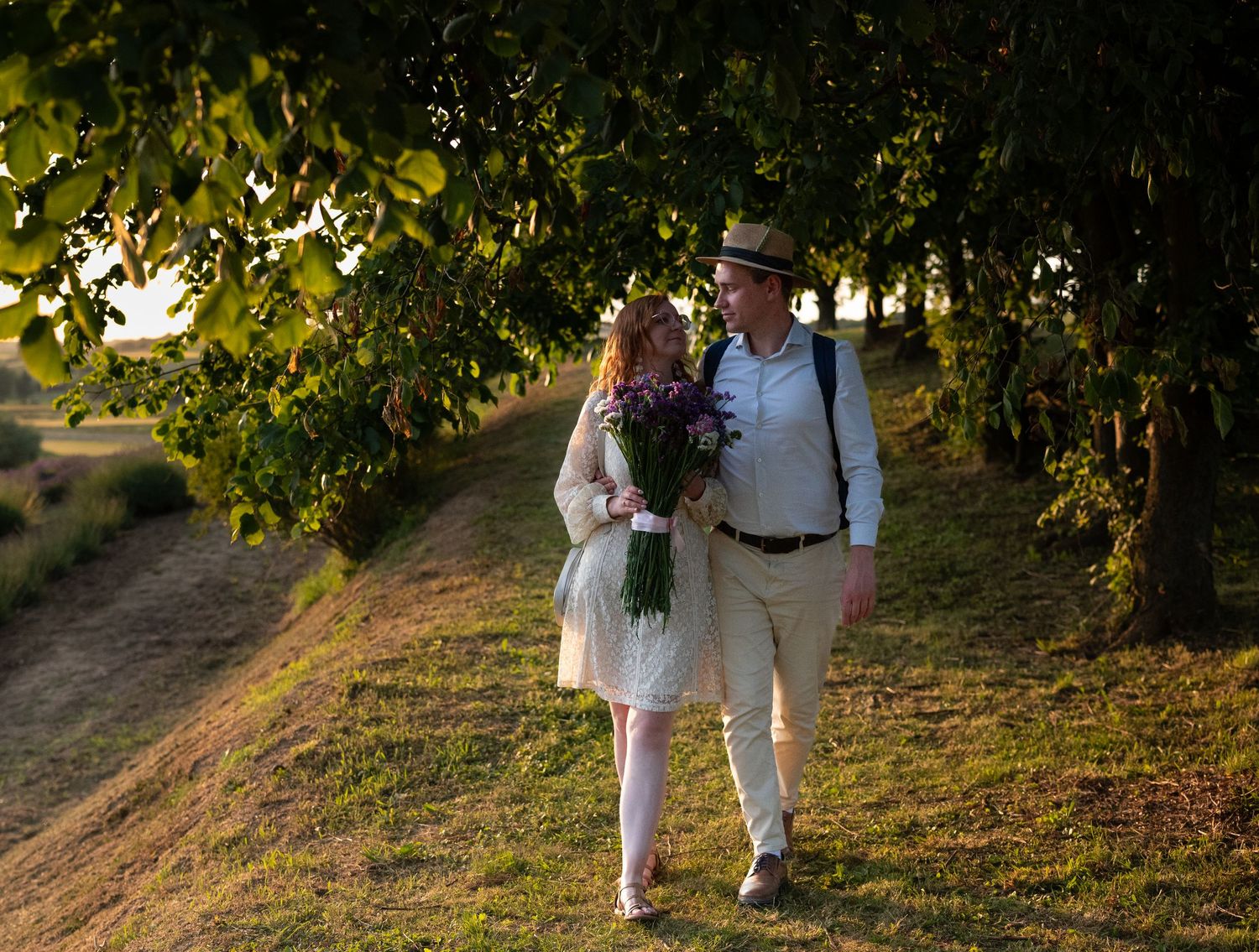 Sesja narzeczenska w polu lawendowym. ciepłe światło, romantyczna atmosfera, chwila dla dwójga. Love story