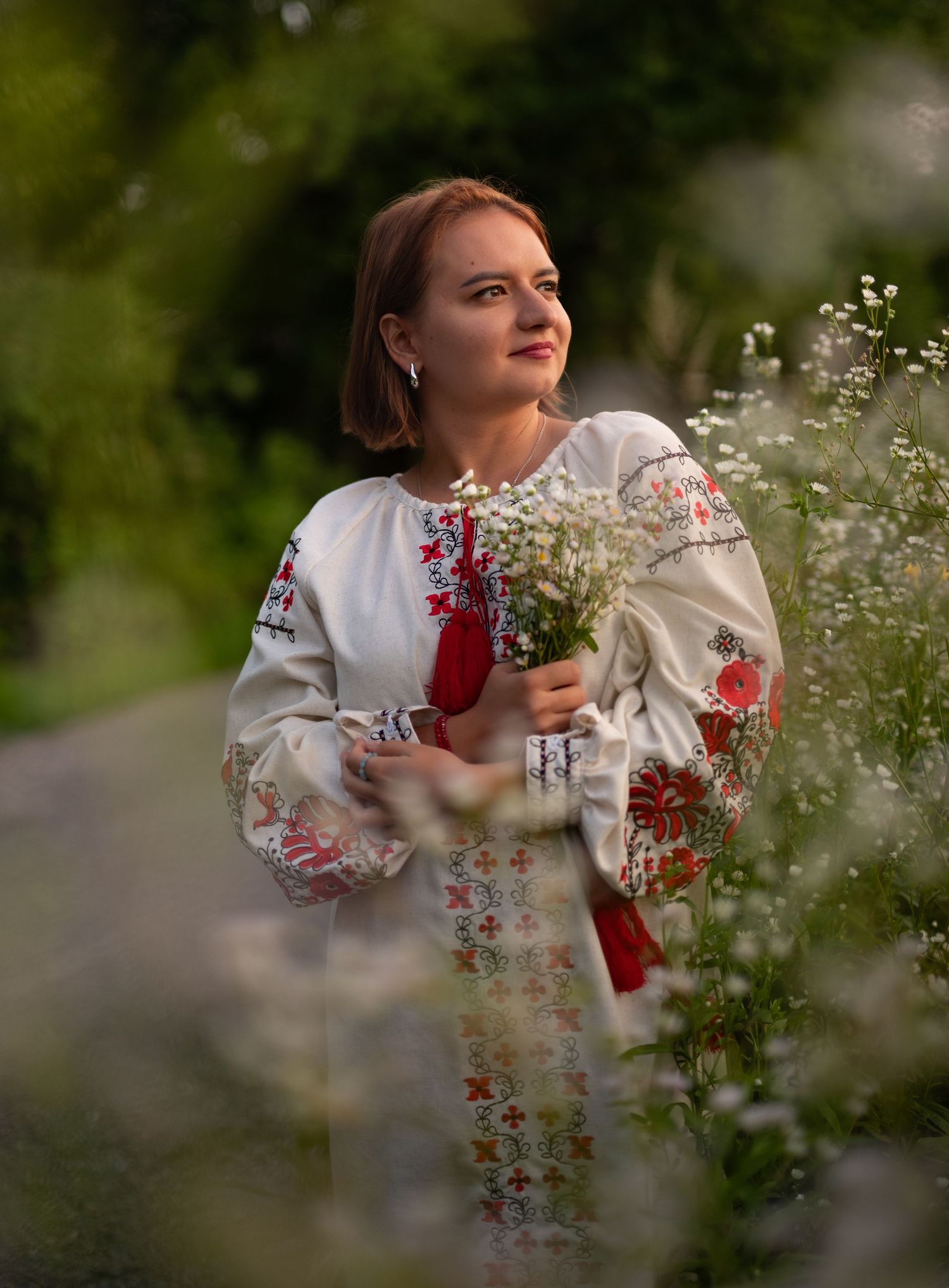 Sesja kobieca w ukraińskim stylu. kwiaty, książka i naturalne ciepłe światło. chwila dla siebie. Sesja zdjęciowa Kraków