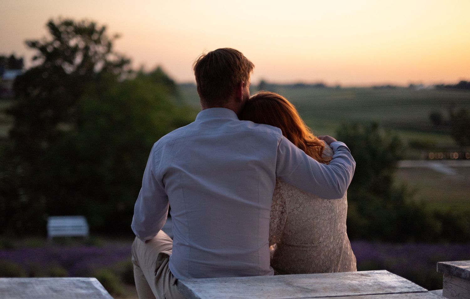 Sesja narzeczenska w polu lawendowym. ciepłe światło, romantyczna atmosfera, chwila dla dwójga. Love story