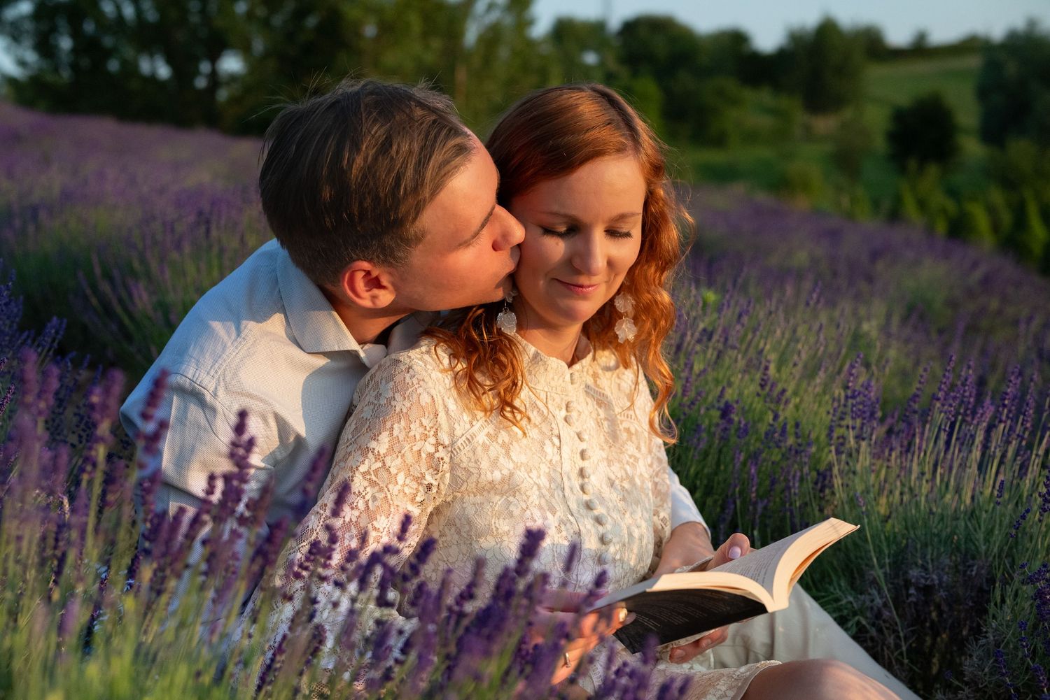 Sesja narzeczenska w polu lawendowym. naturalne światło, romantyczna atmosfera, chwila dla dwójga. zaręczyny, Love story