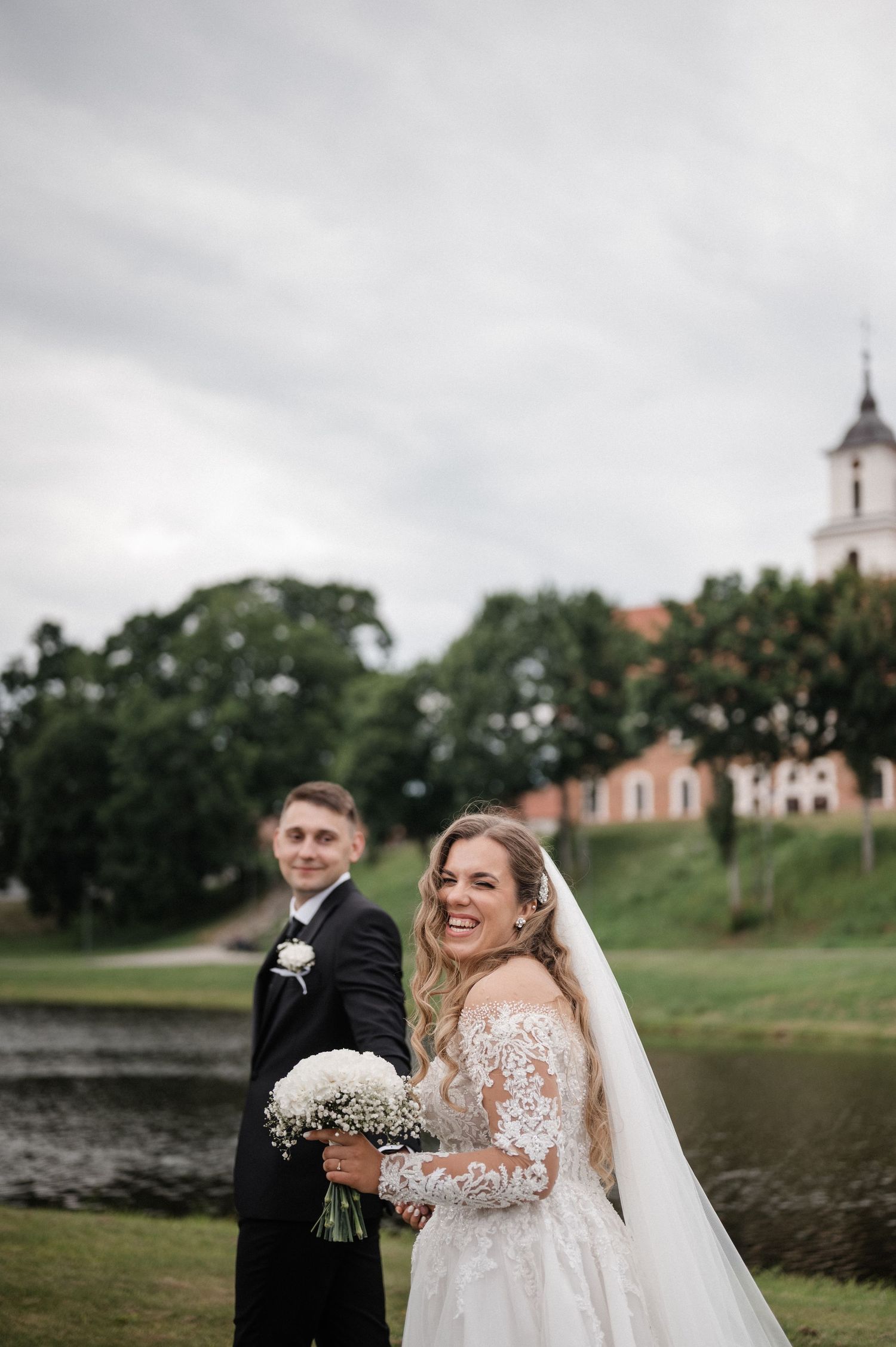 Nuotaka ir jaunikis prie vandens – natūrali vestuvių fotografija Lietuvoje