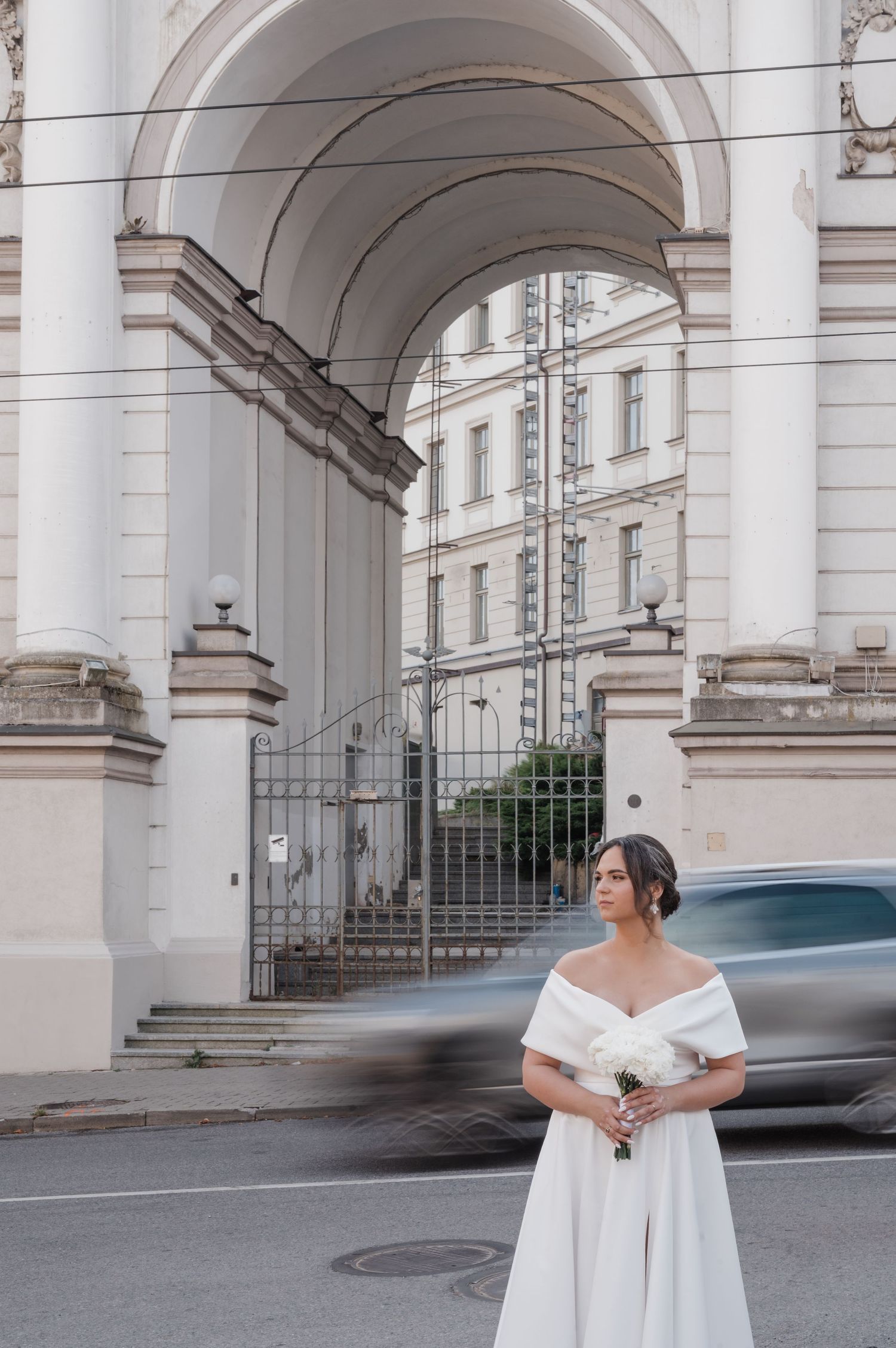 Nuotaka prie architektūrinės arkos – vestuvių fotografija Vilniuje