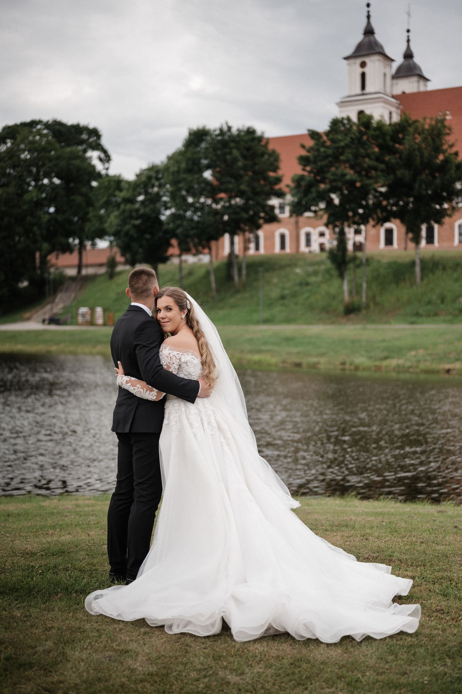 Nuotaka ir jaunikis prie vandens – romantiška vestuvių fotosesija Lietuvoje