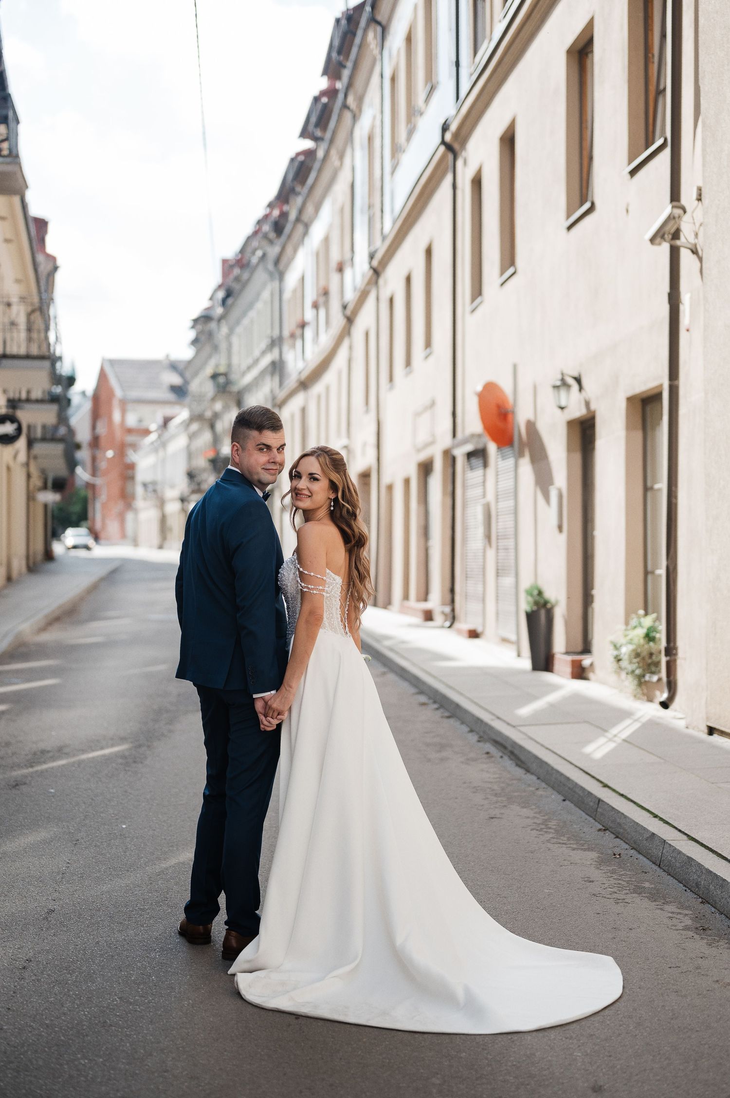 Nuotaka ir jaunikis miesto gatvėje – natūrali vestuvių fotosesija Lietuvoje