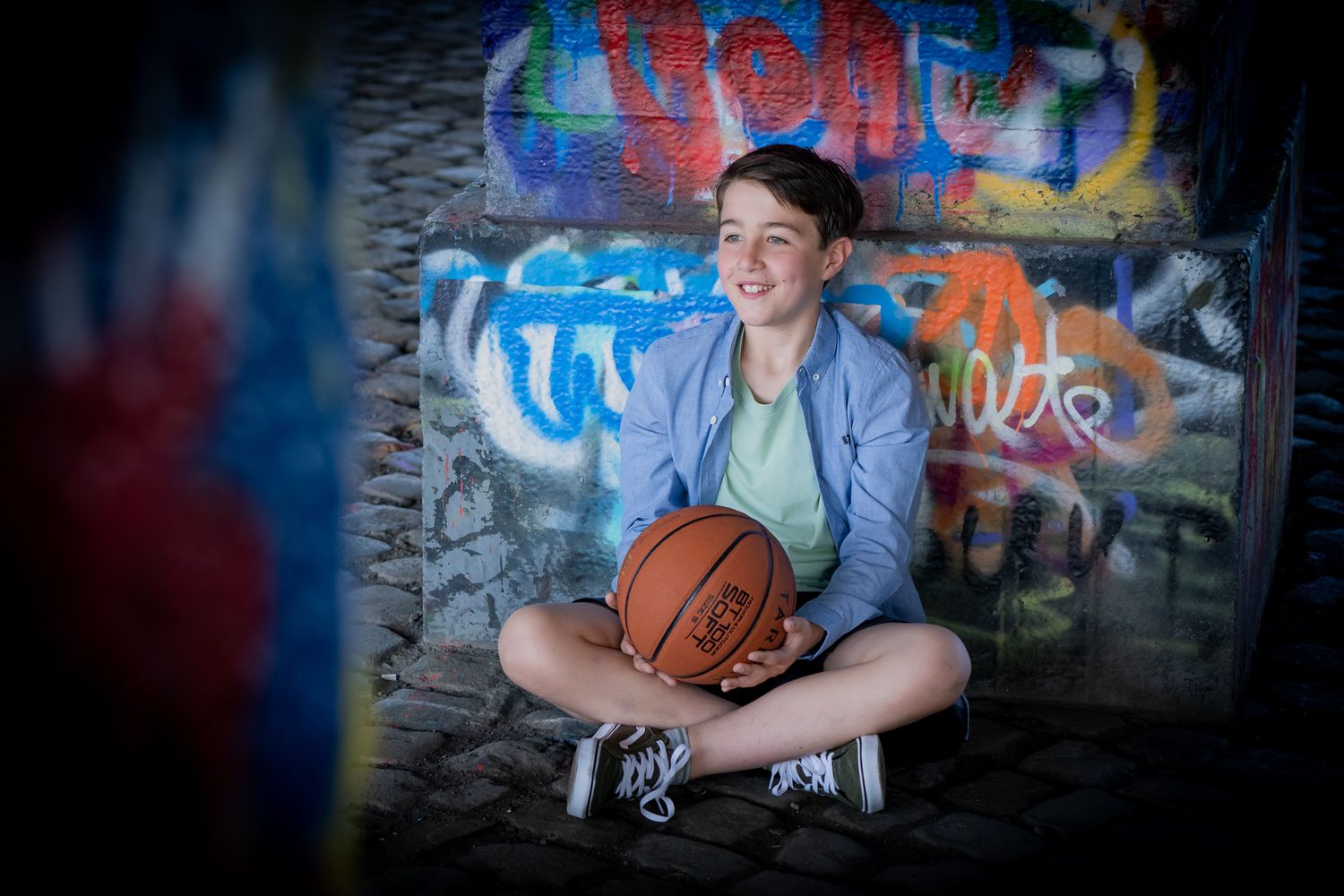 Stoere communiefoto's in Antwerpen aan sake park met graffiti