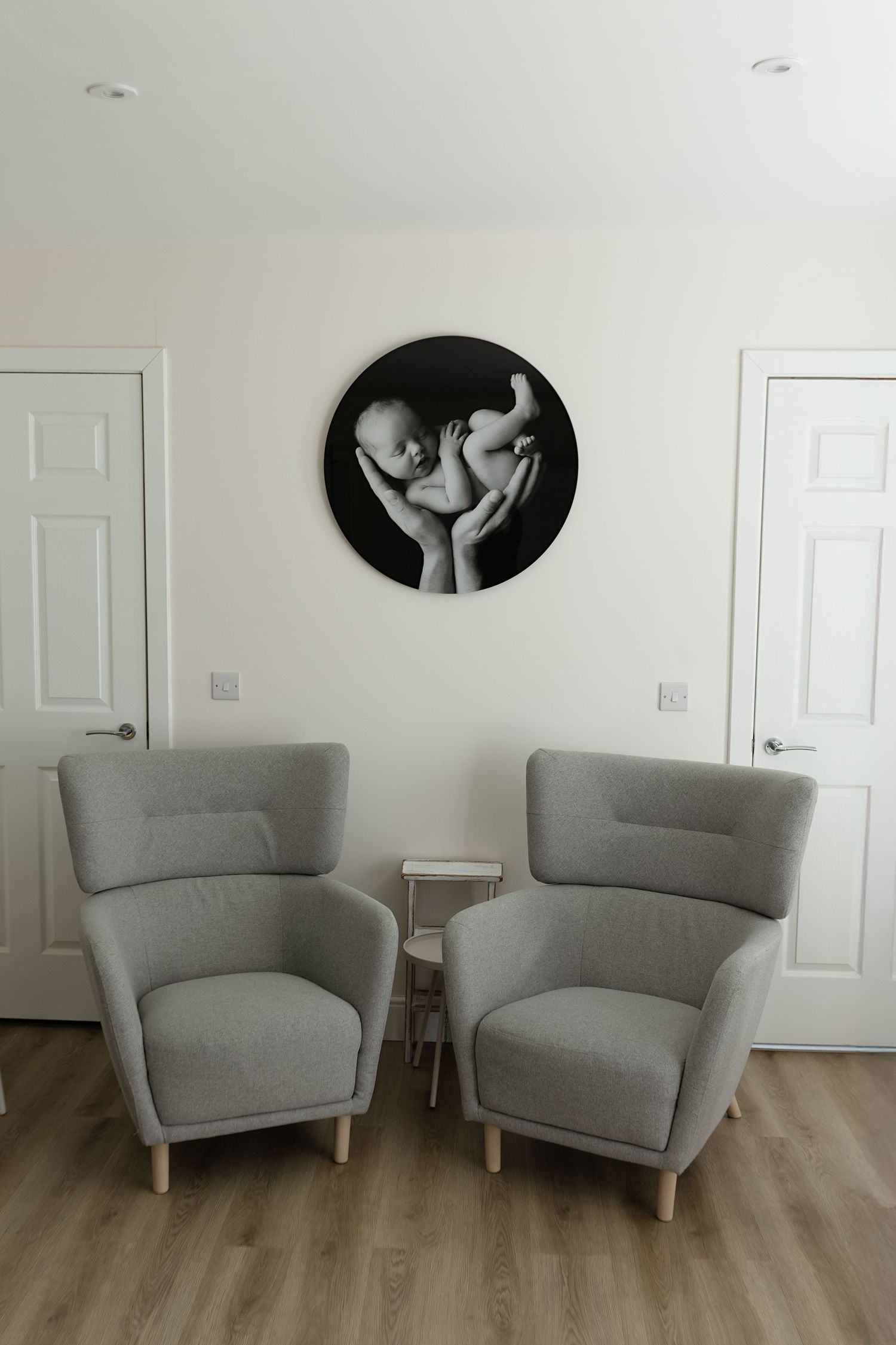 Comfortable parent seating area with tea and coffee facilities at Amanda Neeson Photography's cosy home studio near Glasgow.