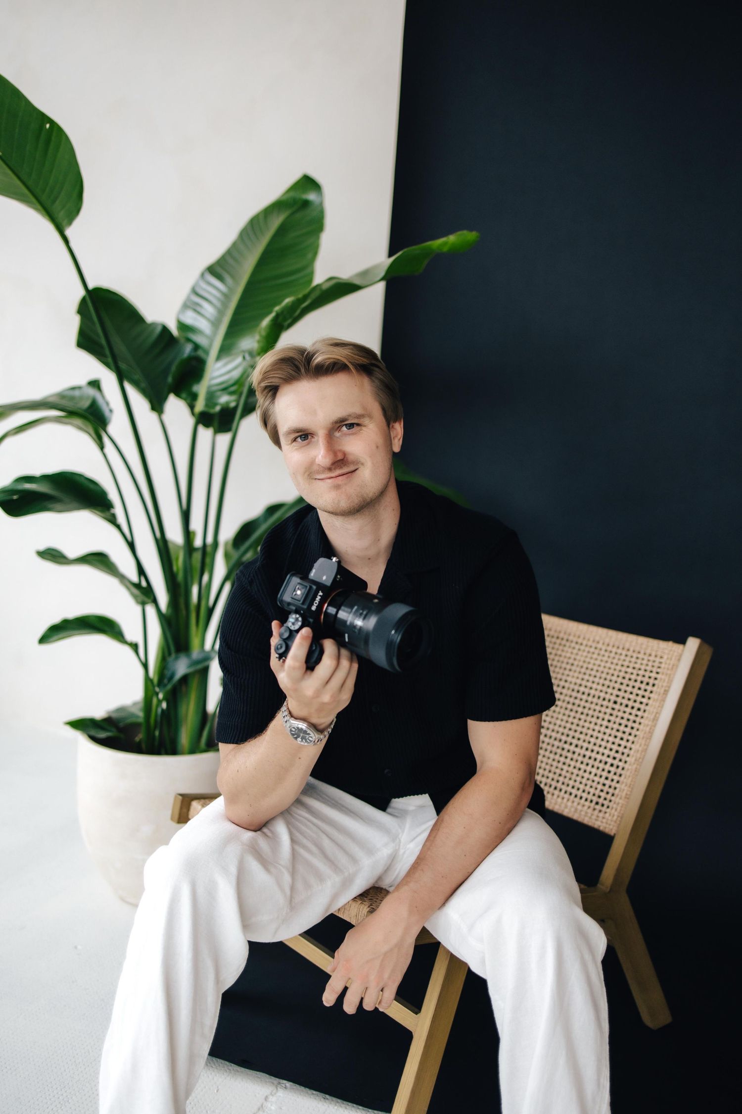 Portrét fotografa Lukáše Vavřince v minimalistickém ateliéru s přirozeným světlem Lukáš Vavřinec