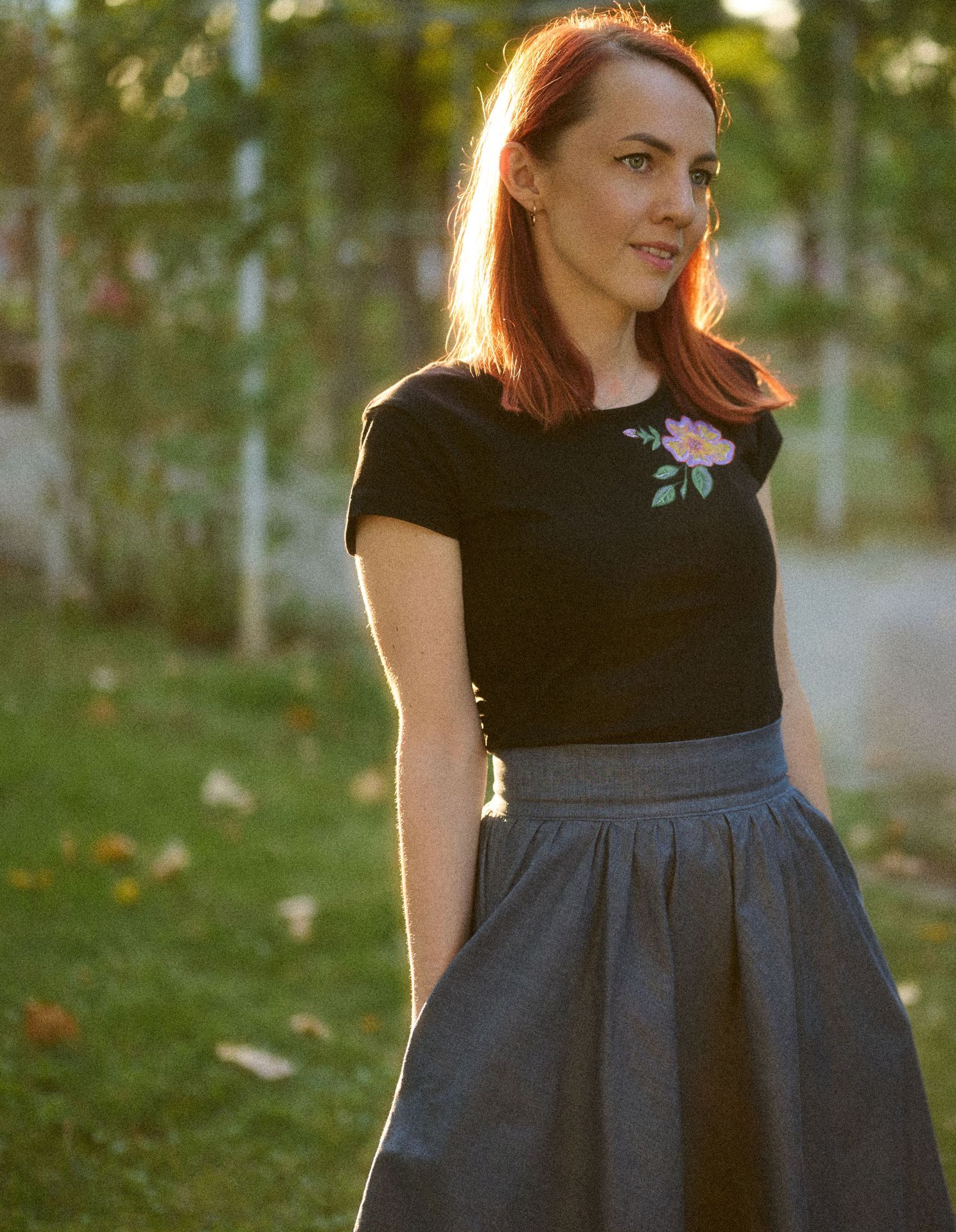 Portret editorial feminin în fustă și tricou handmade, fotografiat în Parcul Pădurice din Timișoara.