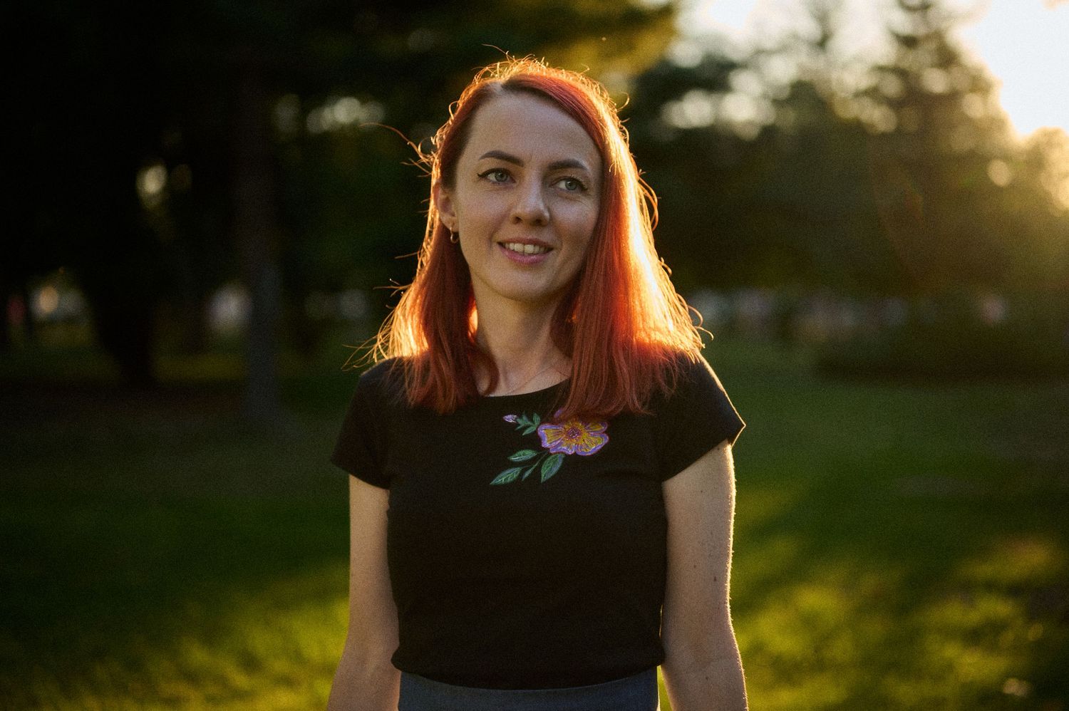 Portret feminin în lumină de apus, realizat în aer liber cu fundal natural, în Timișoara.