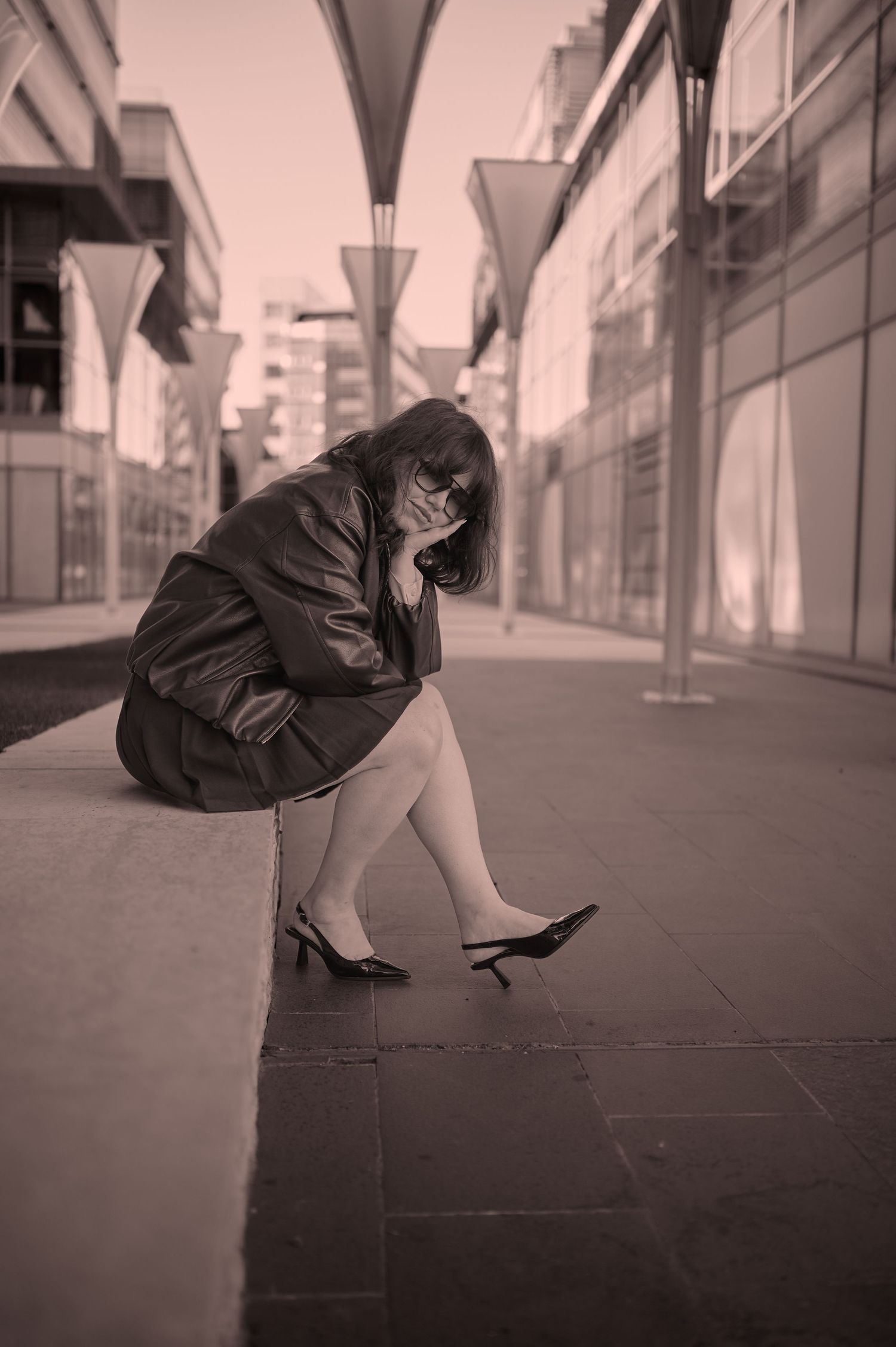 Portret feminin urban, surprins într-un moment spontan, cu perspectivă dinamică și tonuri cinematice.