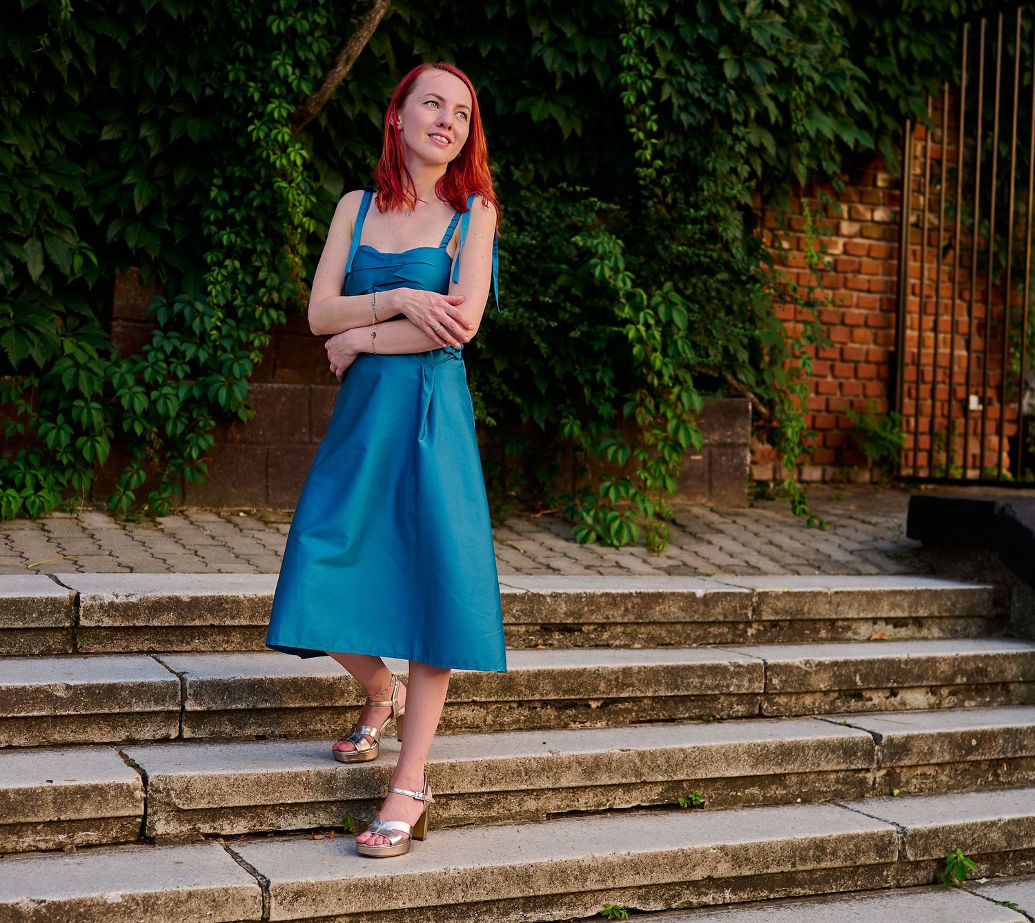 Portret editorial feminin în rochie albastră, fotografiat pe trepte în Parcul Rozelor din Timișoara.