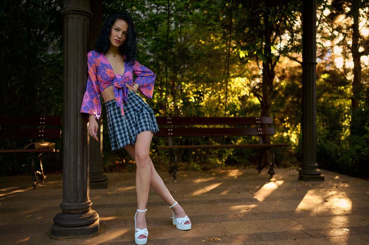 Portret feminin în grădina Iulius Mall din Timișoara, cu expresie puternică și fundal golden hour.