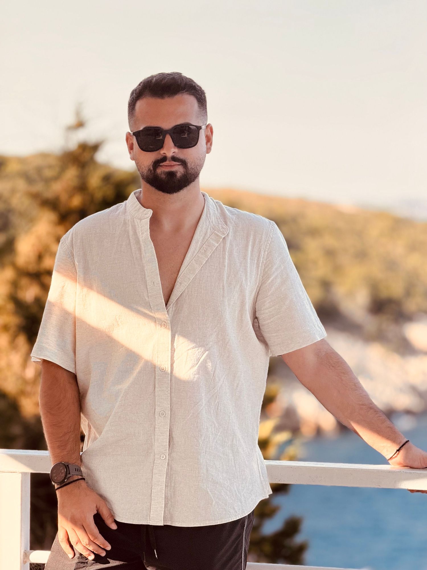 Portret masculin în aer liber, cu lumină naturală și atmosferă relaxată.
