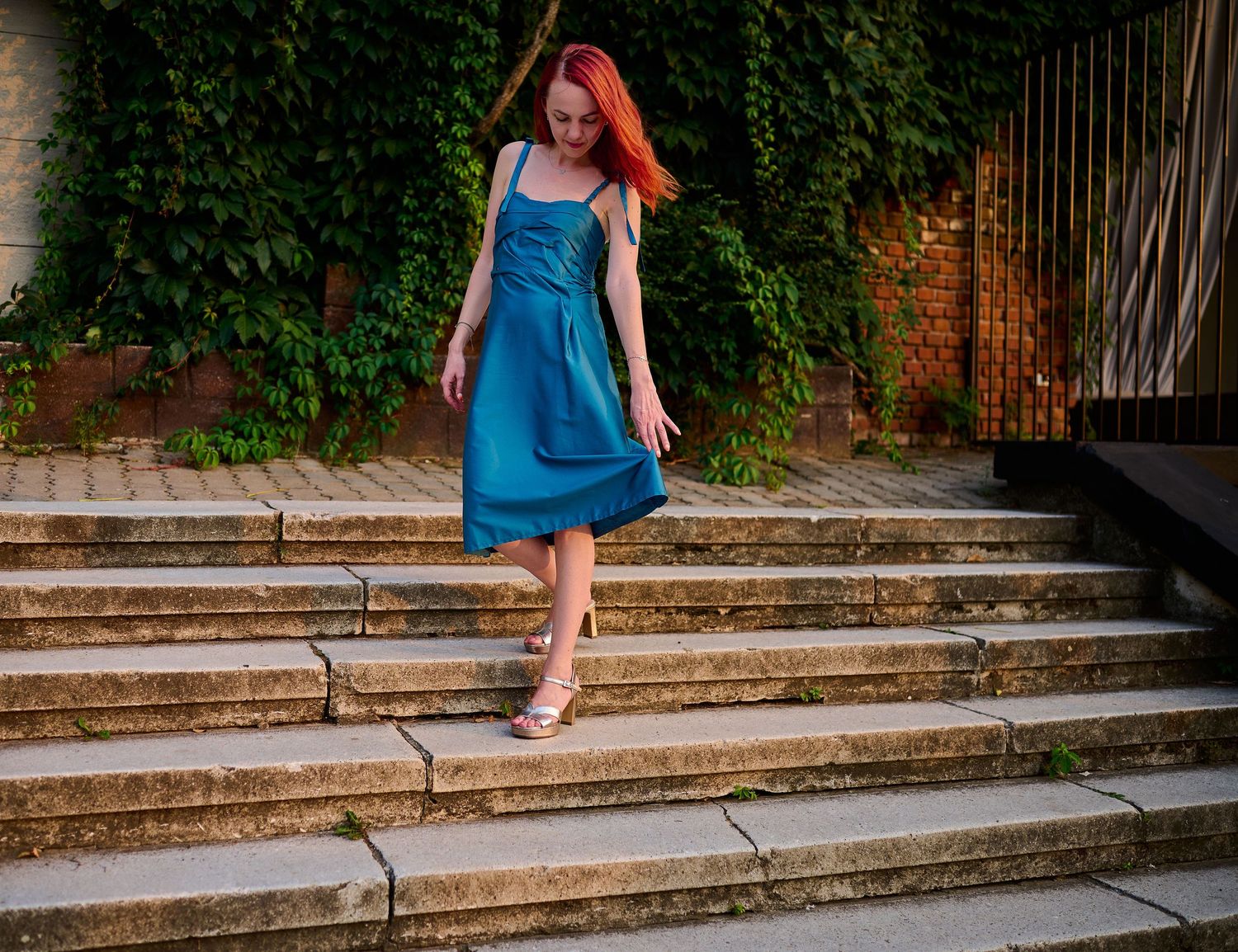 Portret editorial feminin în rochie albastră, fotografiat pe trepte în Parcul Rozelor din Timișoara.