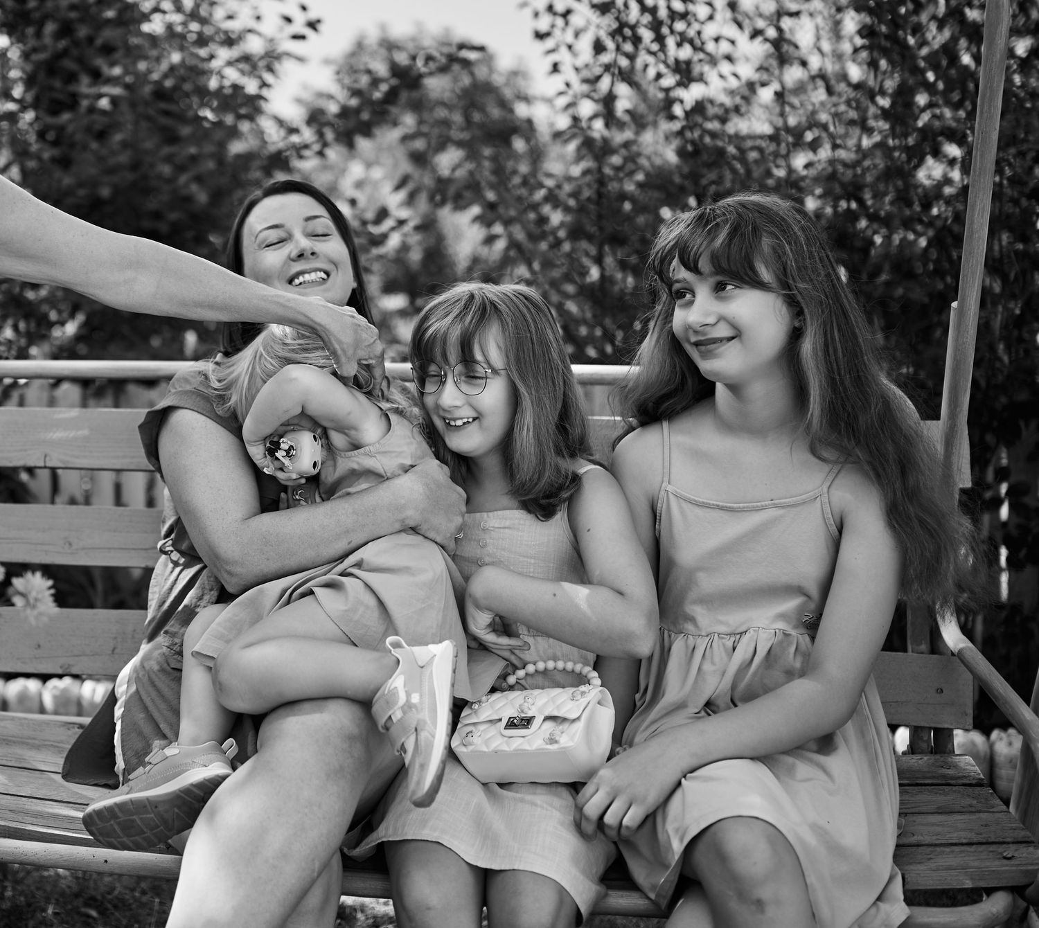 Portret de familie alb-negru, cu mamă și copii într-un moment relaxat și apropiat.