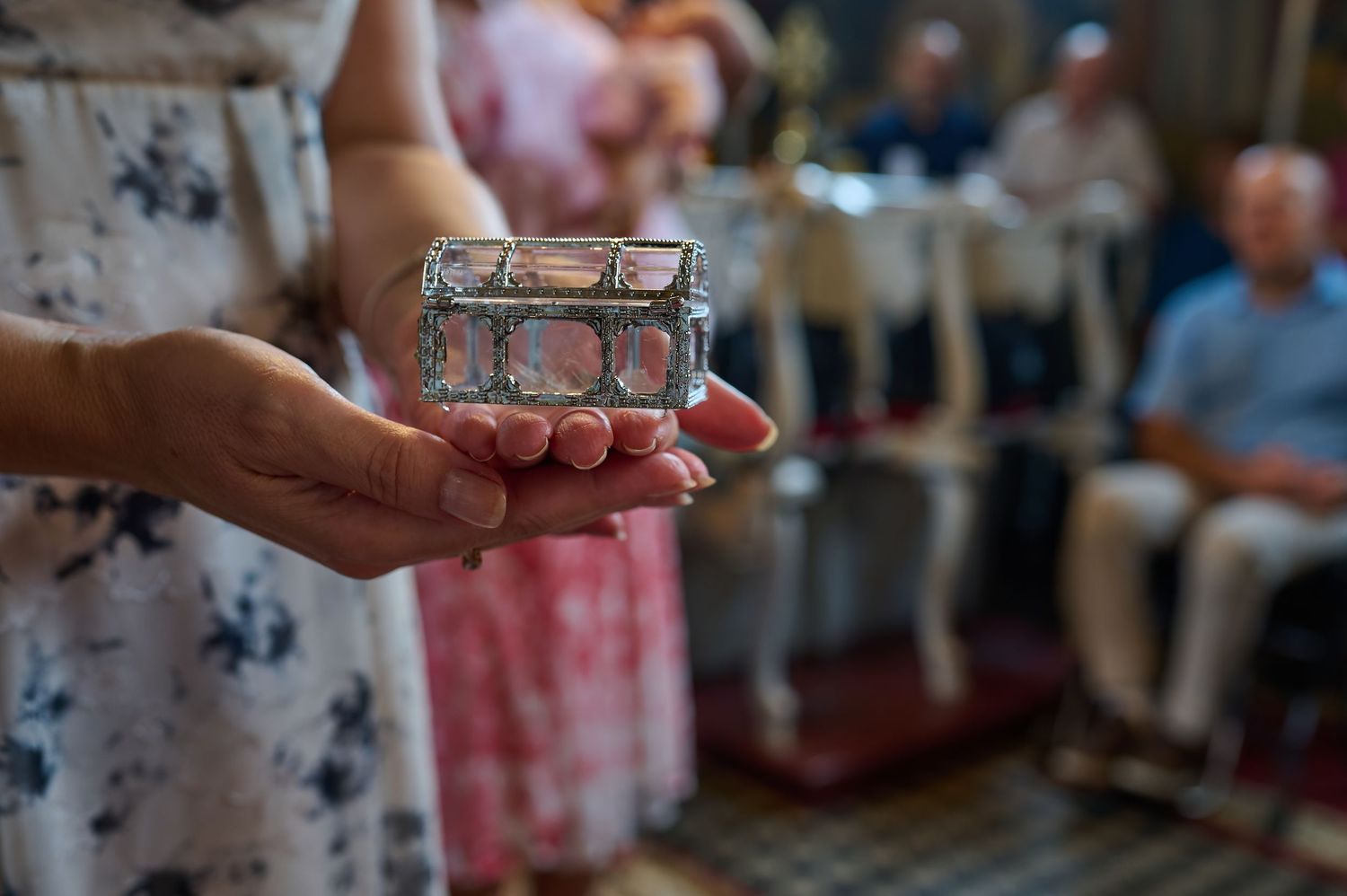 Detaliu cu o cutie ceremonială folosită la tăierea moțului în timpul botezului, suprins în timpul ceremoniei religioase în biserică.