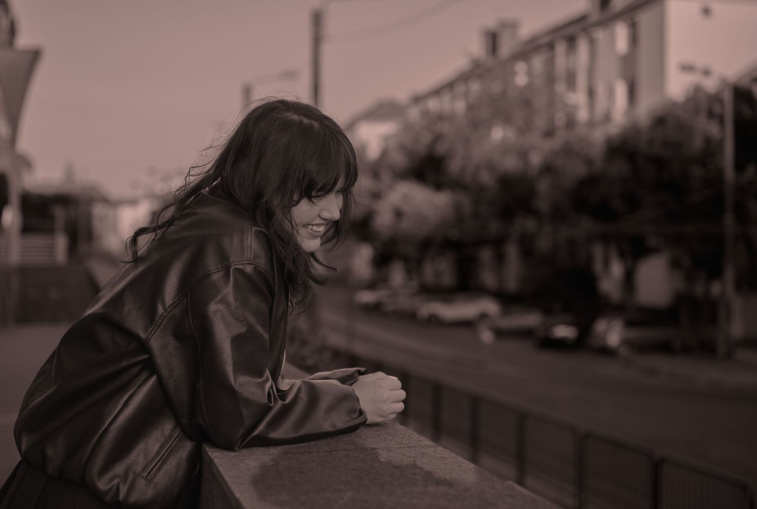 Portret feminin în lumină joasă, realizat într-un cadru urban cu atmosferă cinematică.