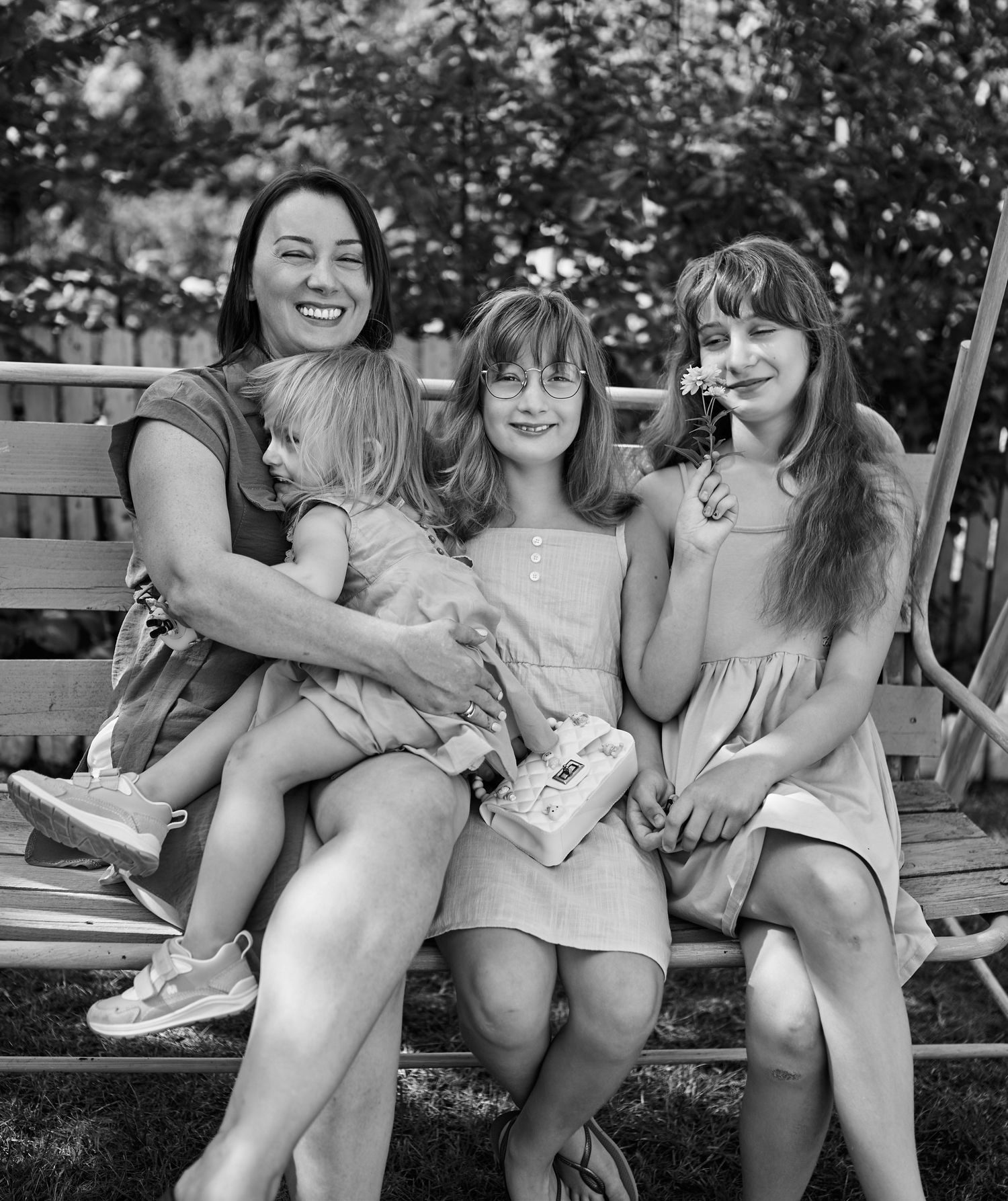 Portret de familie alb-negru, cu mamă și copii într-un moment relaxat și apropiat.