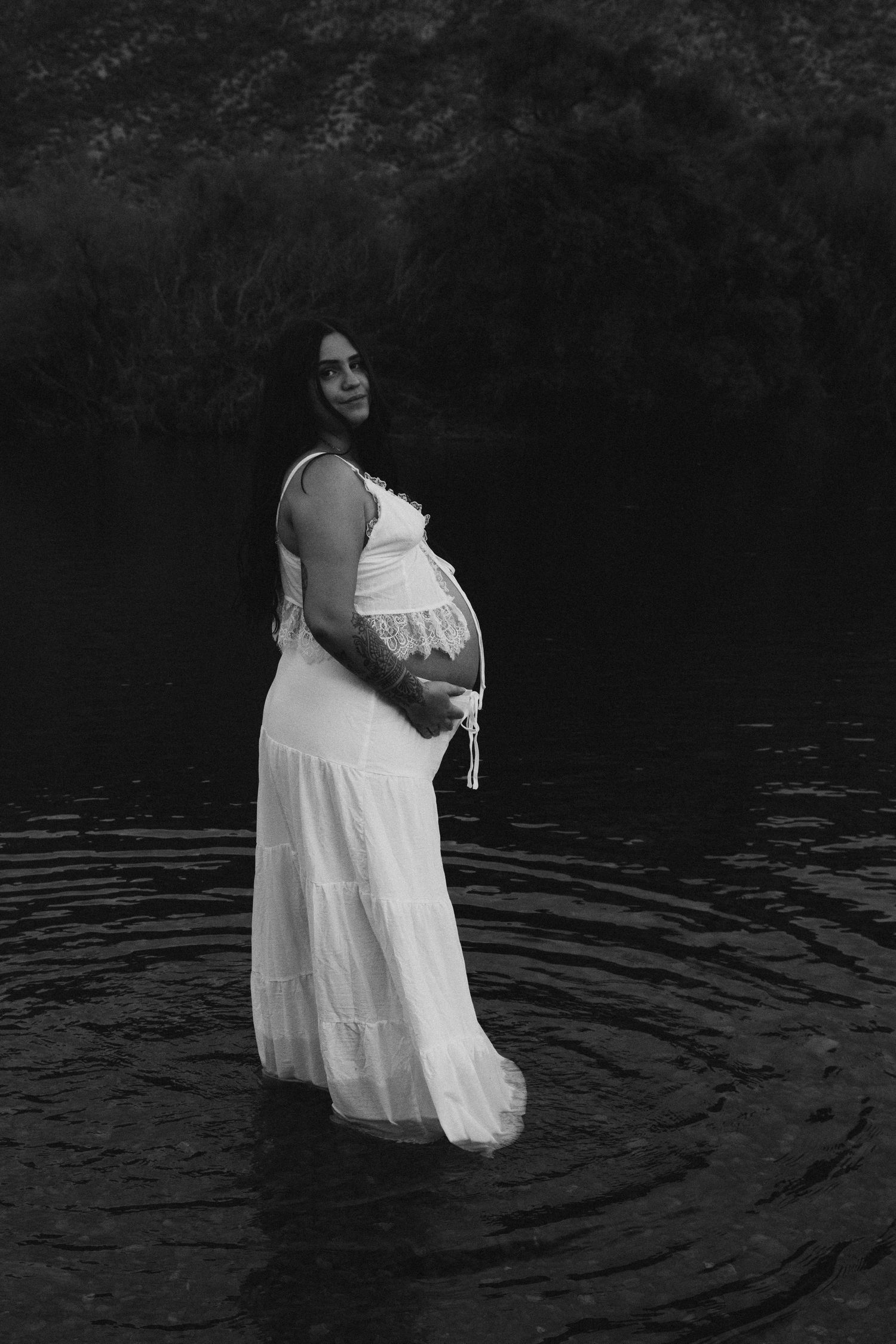 Phoenix Arizona maternity photographer capturing motherhood with elegant, emotional and timeless portraits.