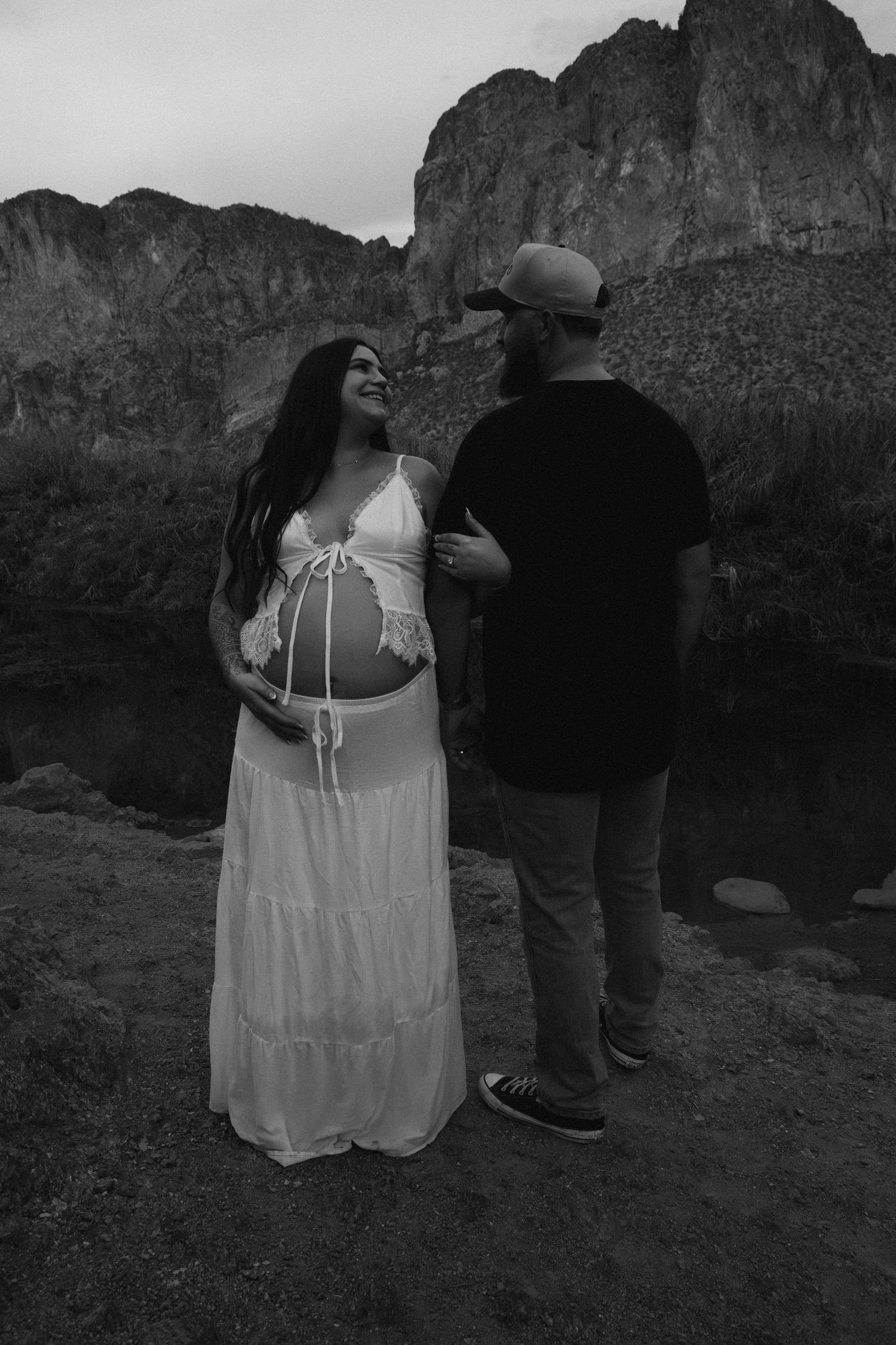 Mesa Arizona maternity photographer capturing motherhood through warm, romantic and timeless photography.