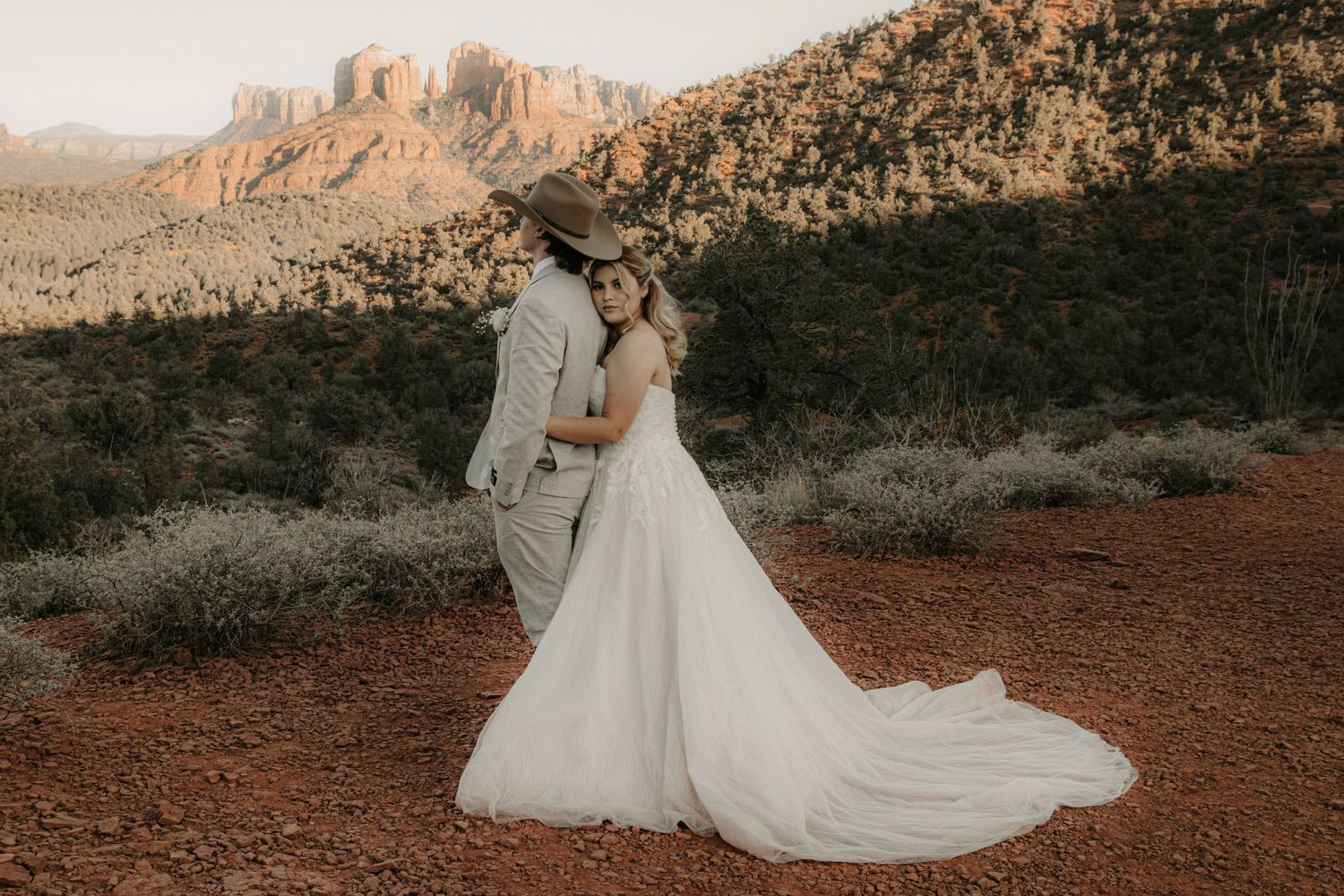 Phoenix Metro bridal photography featuring timeless wedding portraits and elegant artistic storytelling.