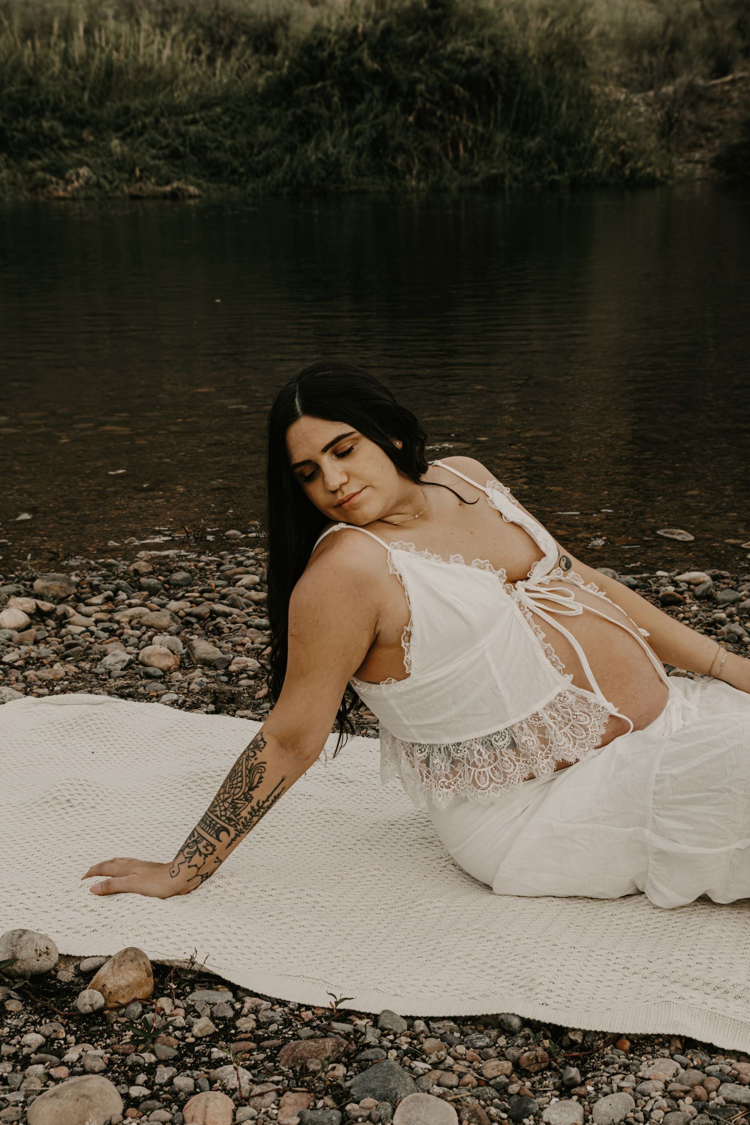 Glendale Arizona maternity photographer capturing beautiful and meaningful portraits celebrating pregnancy.