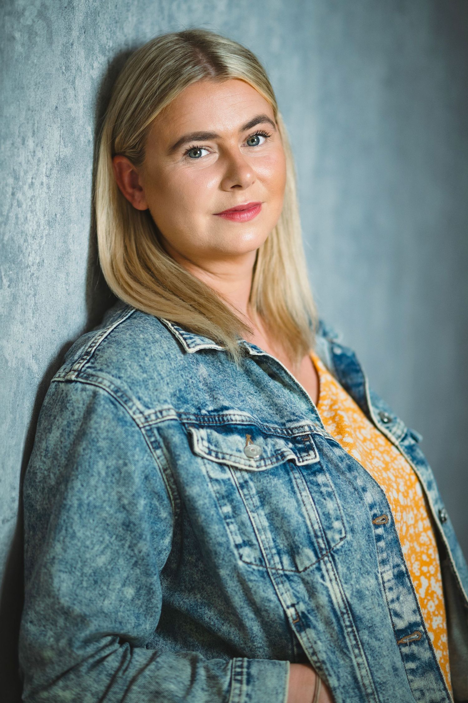 Headshot of Hampshire actress & singer Charlotte Thomas