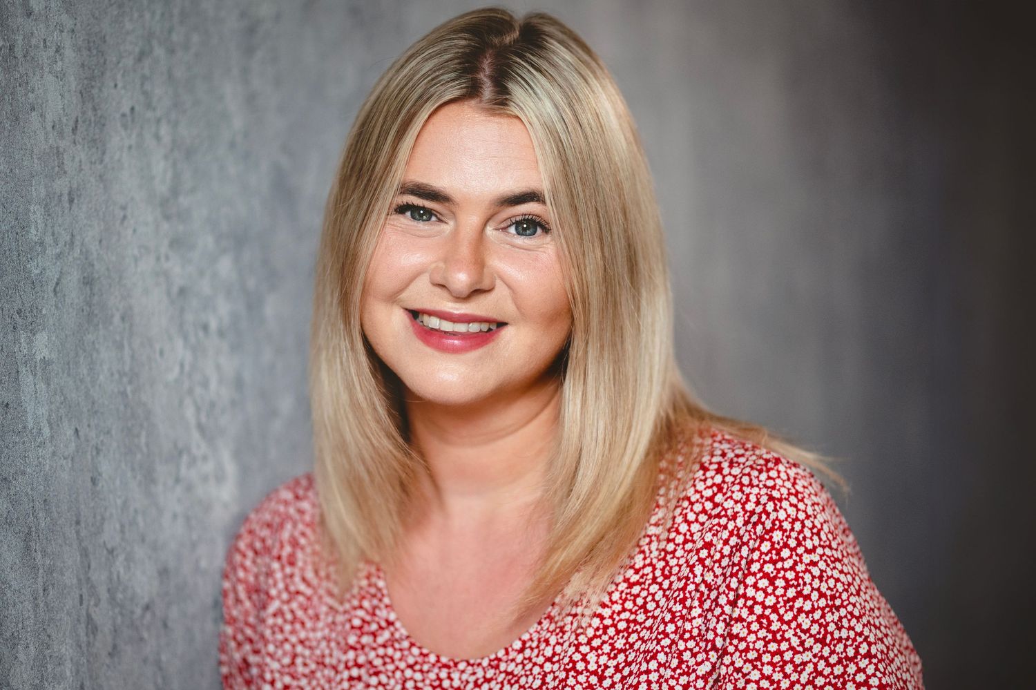 Headshot of Hampshire actress & singer Charlotte Thomas