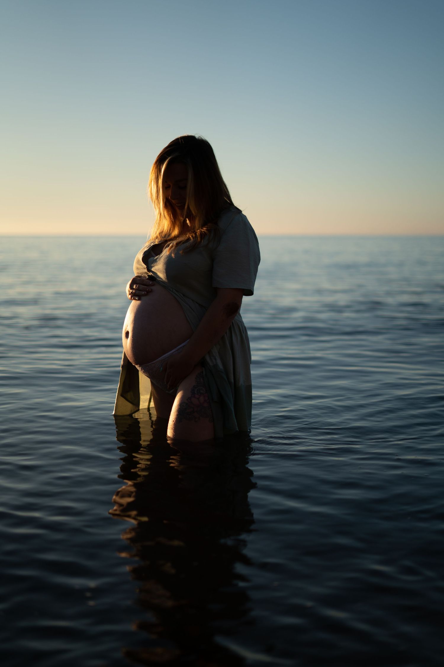 stunning devon sunrise maternity shoot in paignton embracing motherhood and all things bump