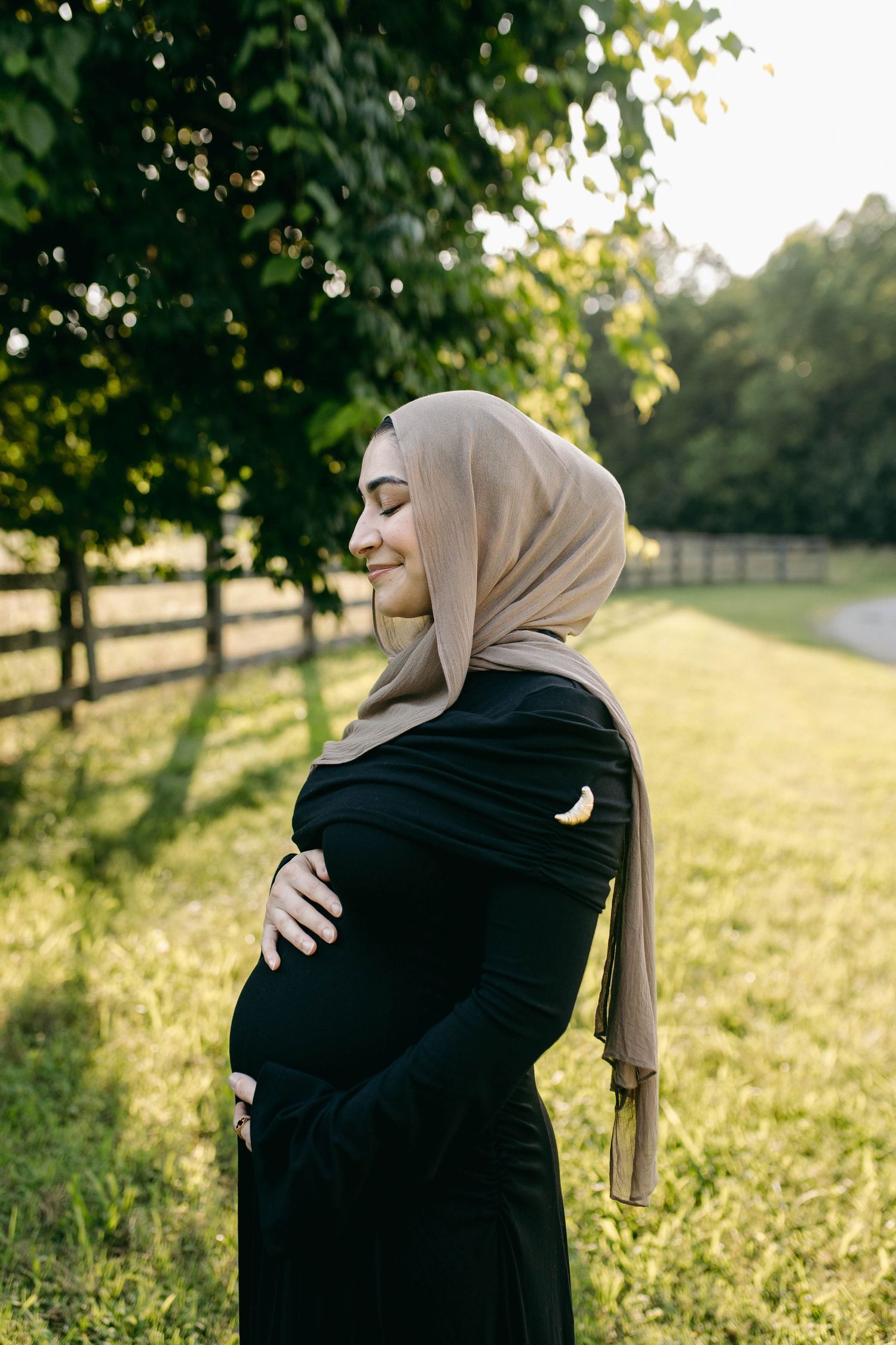 A woman posing for a maternity photo in Franklin, Tennessee