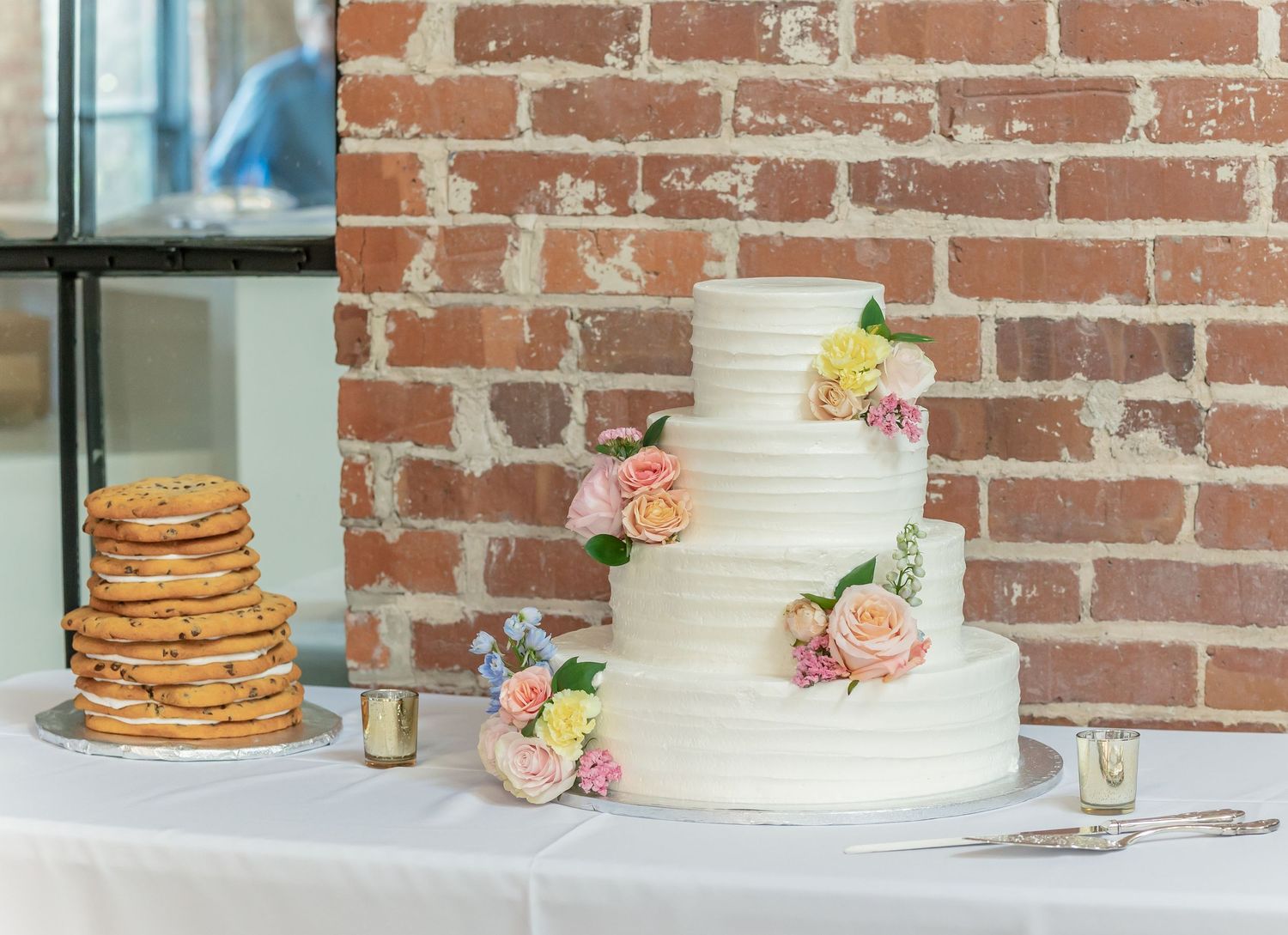 A sequence of wedding cakes on display, ranging from rustic naked cakes to elegant white tiers with floral decorations.