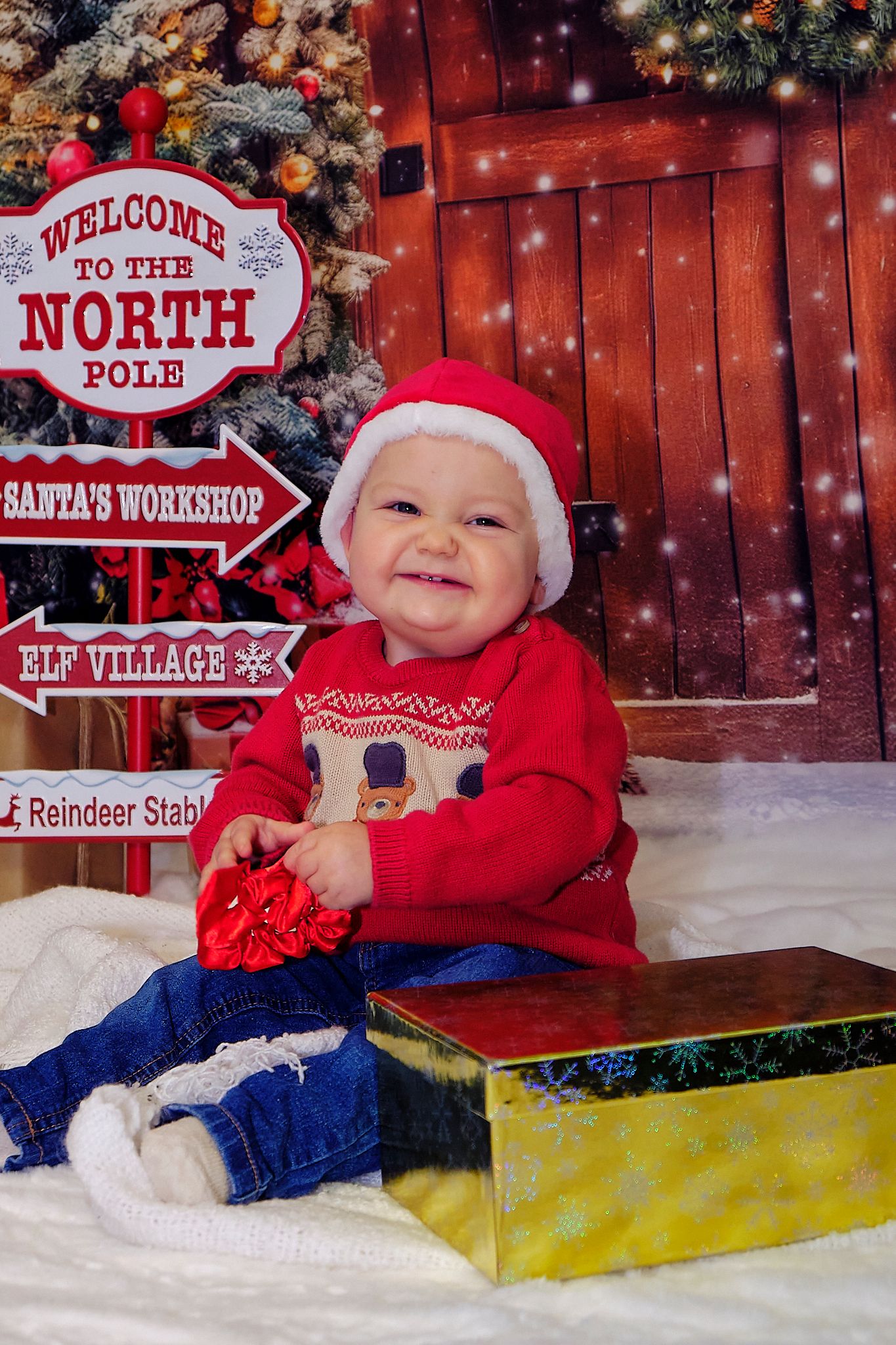 Christmas baby photography. Baby smiling.