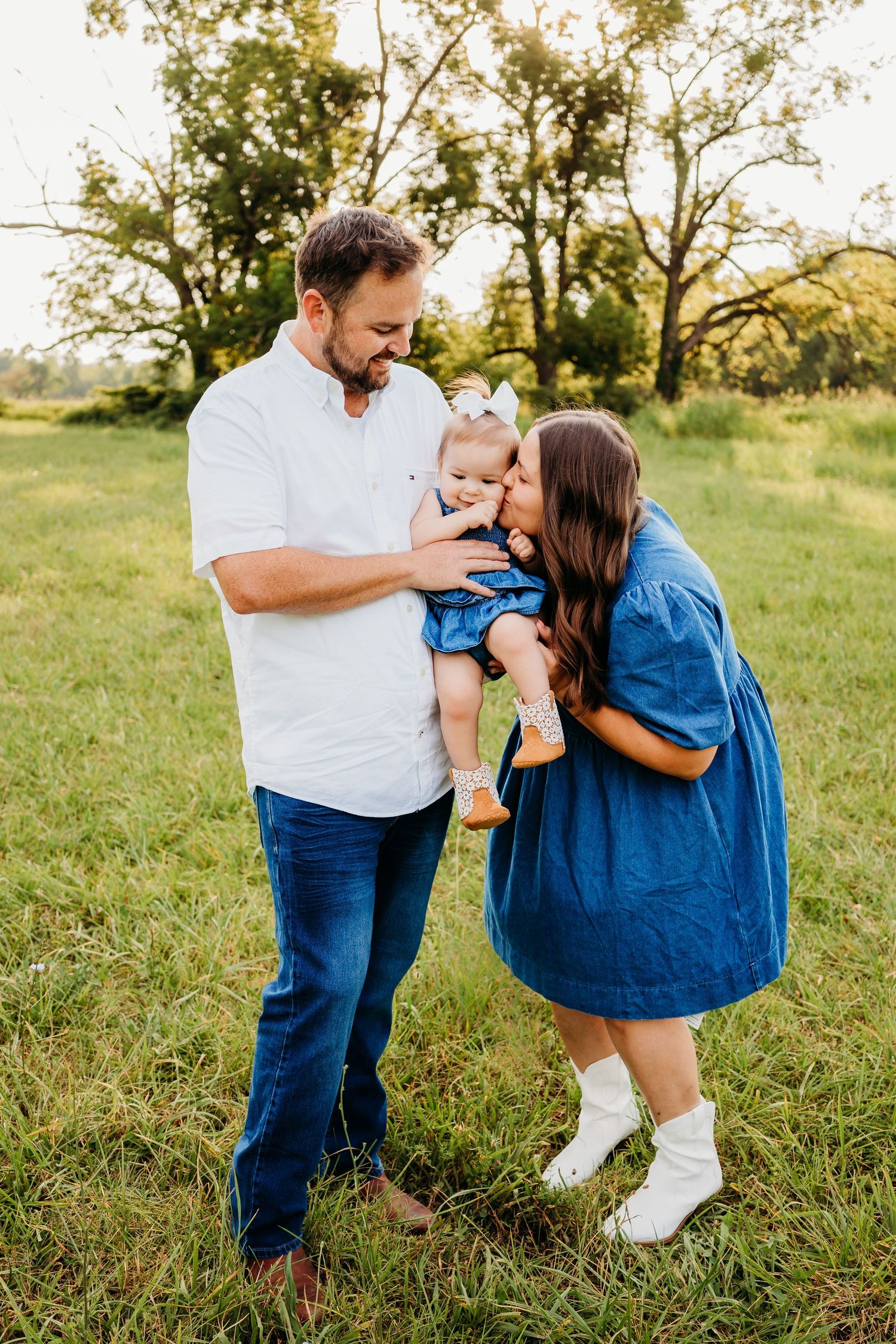 beautiful family photography session in Rogers Arkansas by the best photographer in northwest arkansas