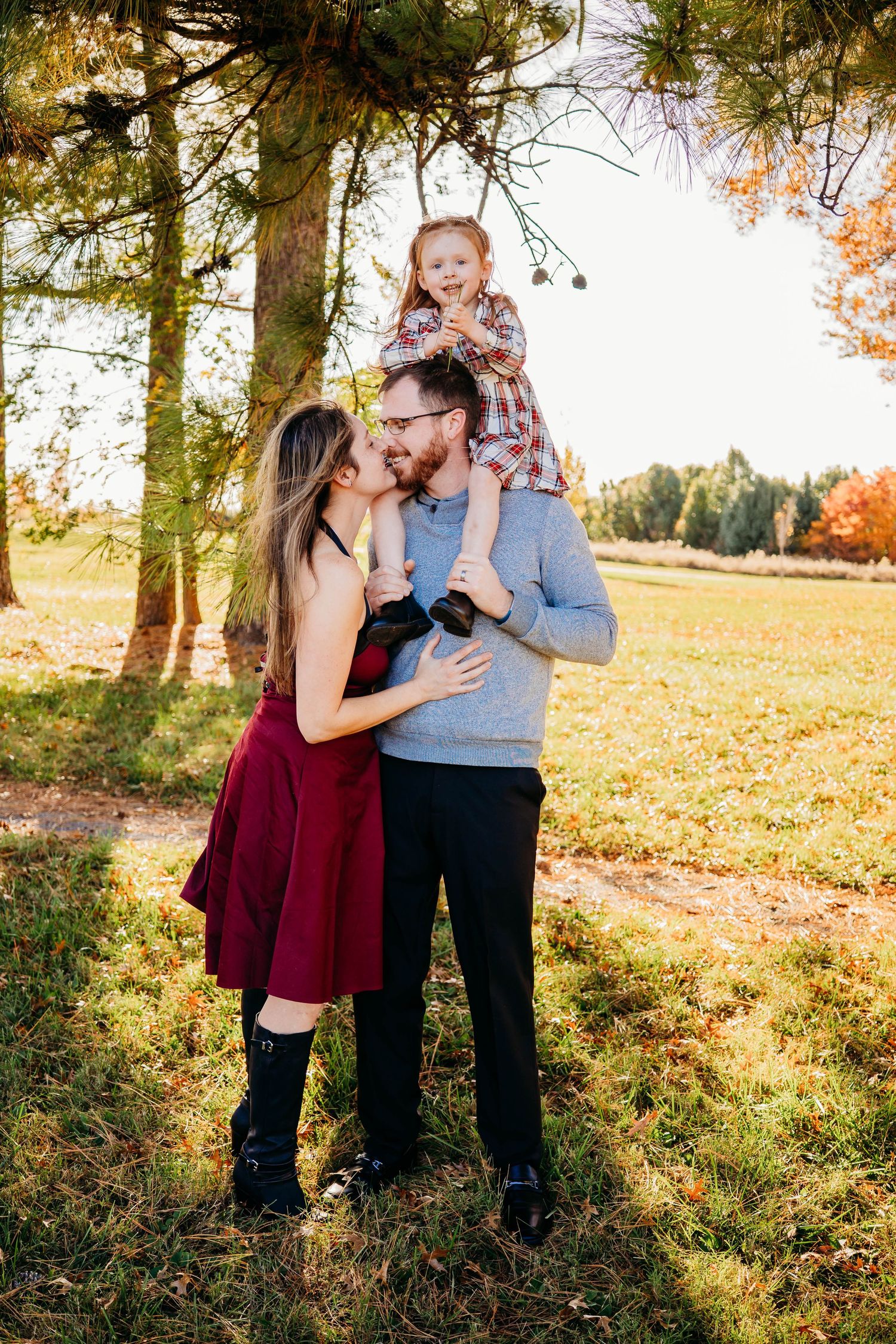 best family photographer in Northwest Arkansas. Rogers Arkansas Family Portraits. Family Photographer in Bentonville Arkansas. Motherhood .