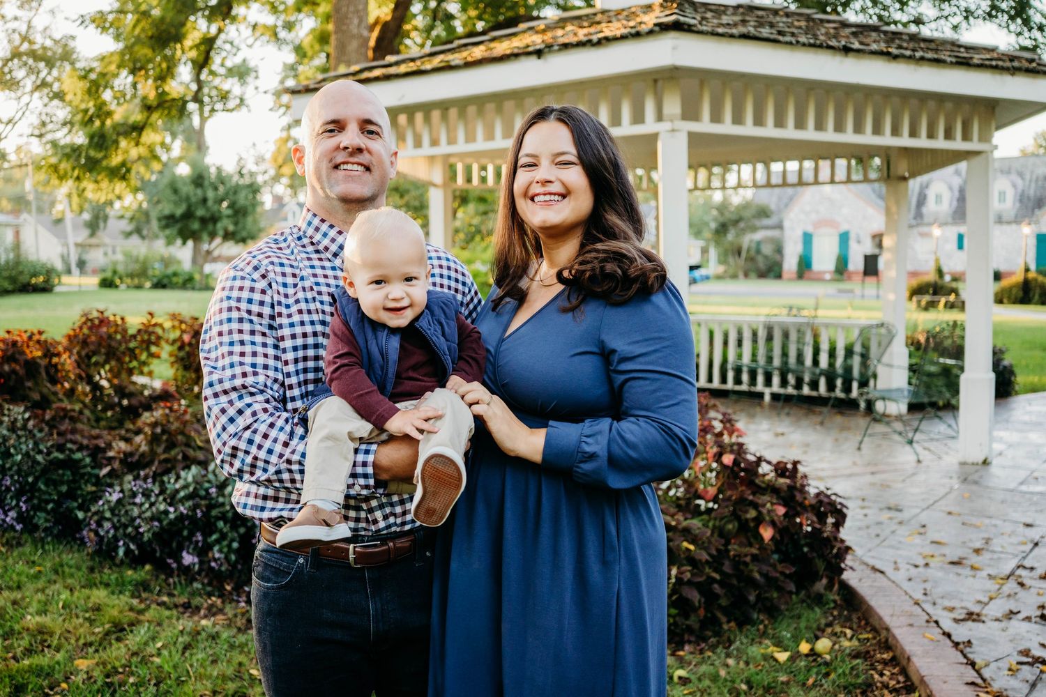 best family photographer in Northwest Arkansas. Rogers Arkansas Family Portraits. Family Photographer in Bentonville Arkansas. Motherhood .