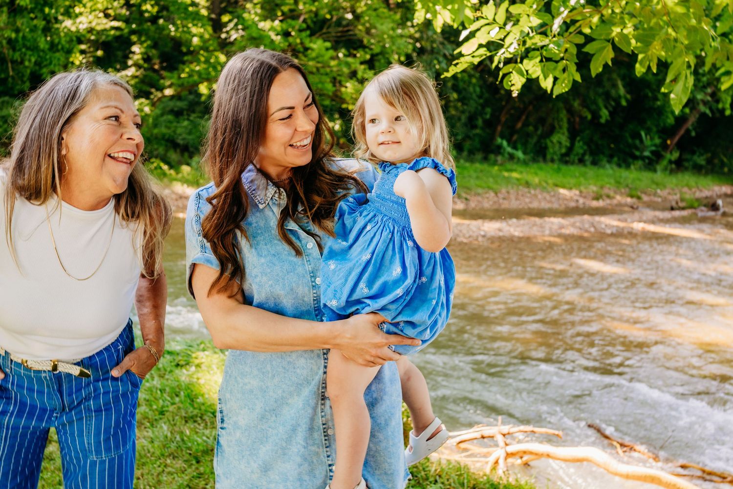 best family photographer in Northwest Arkansas. Rogers Arkansas Family Portraits. Family Photographer in Bentonville Arkansas. Motherhood .